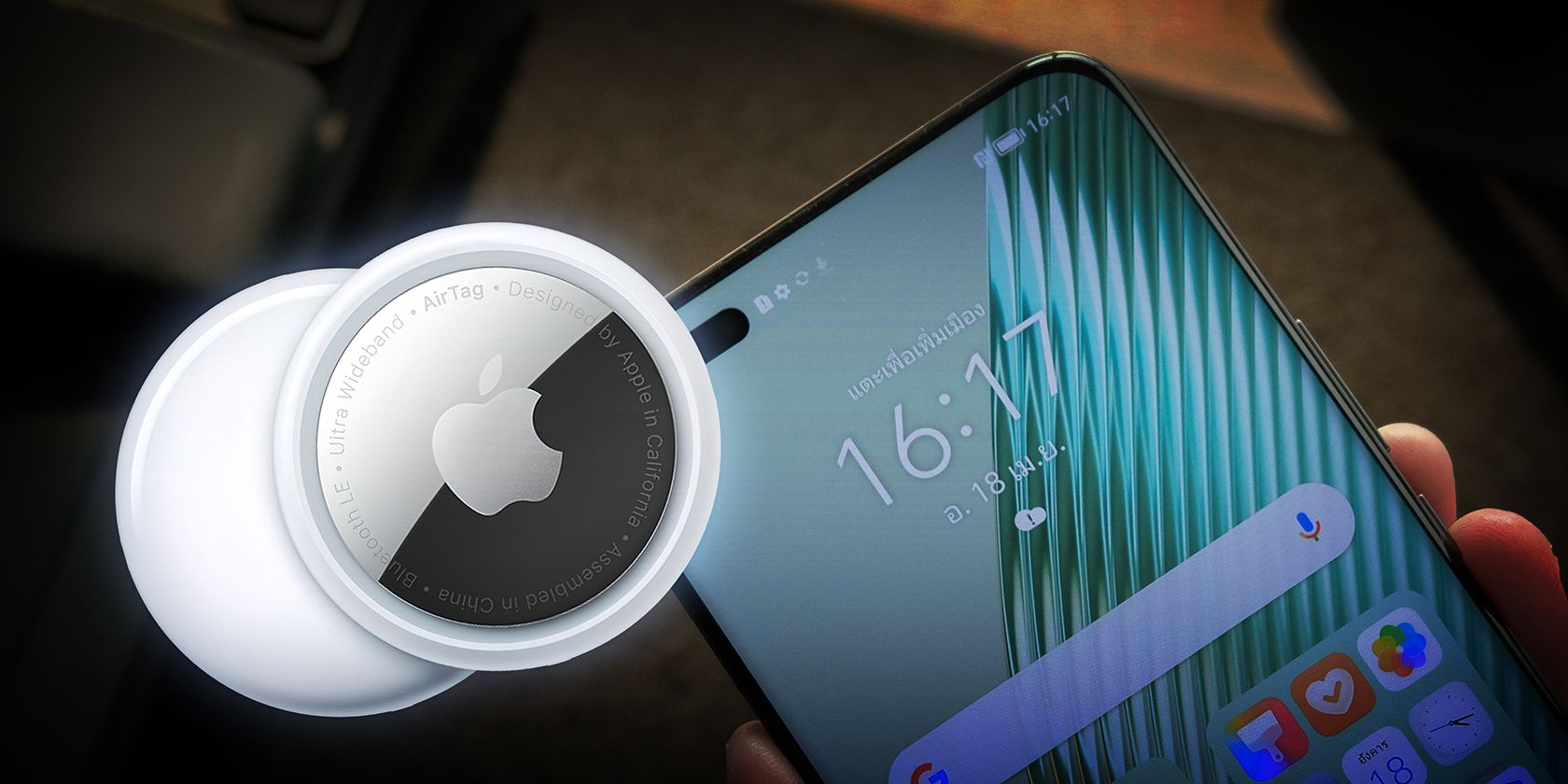 یک Apple Airtag و یک گوشی هوشمند در پس زمینه