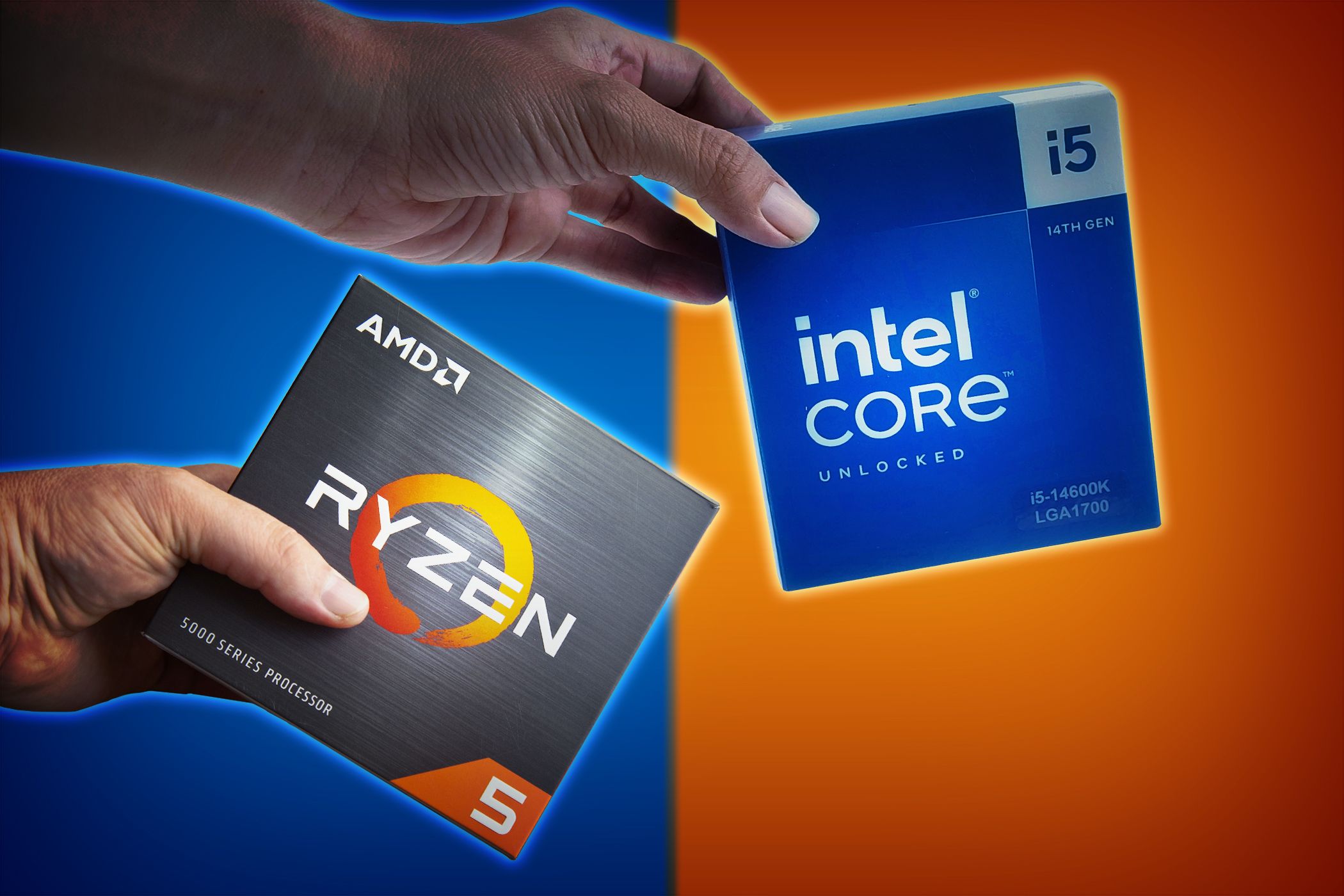 دست‌هایی که جعبه‌های پردازنده‌های AMD Ryzen 5 و Intel Core i5 را در دست دارند، رقابت بین این دو برند CPU را برجسته می‌کند.