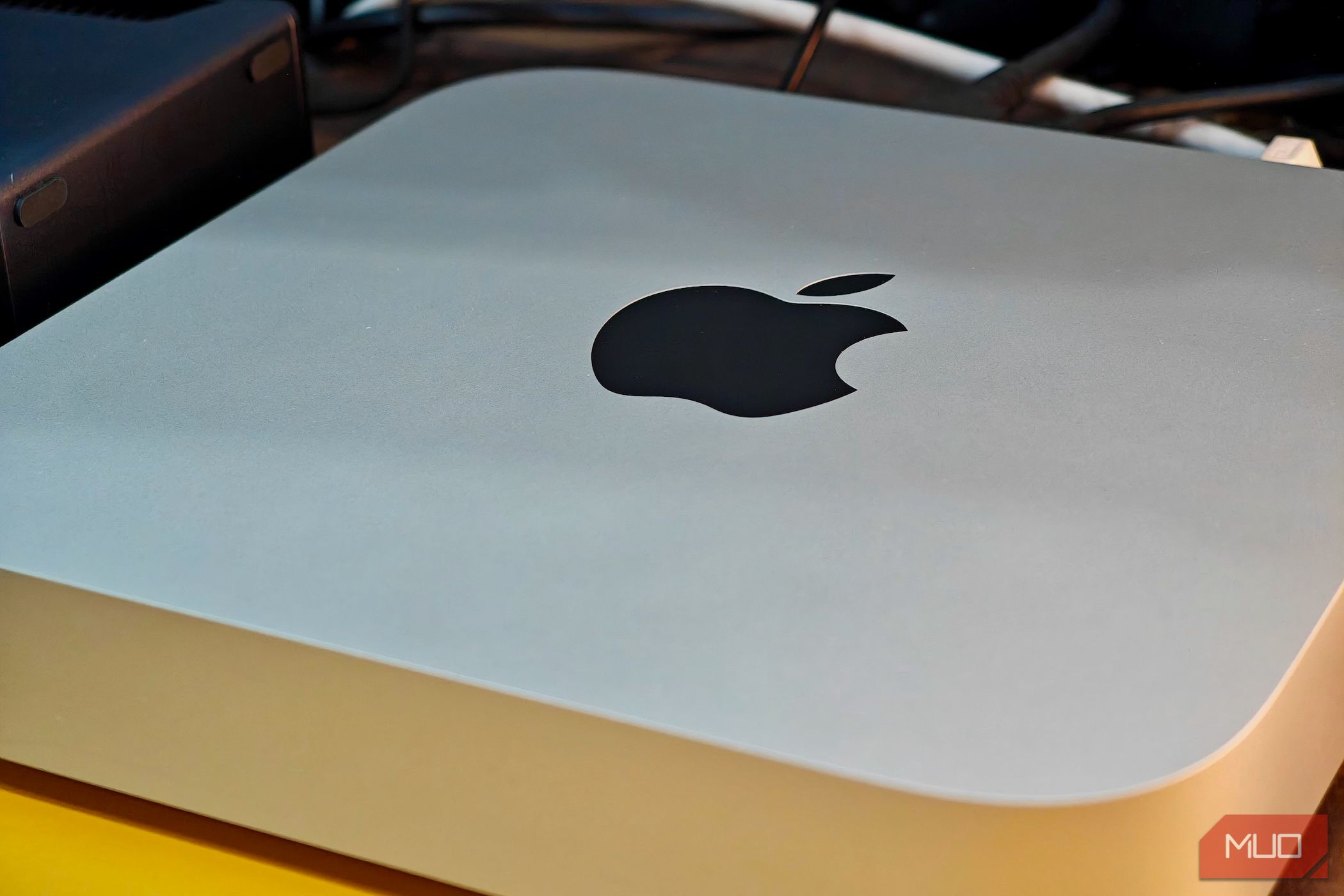M1 Mac mini از نزدیک روی میز
