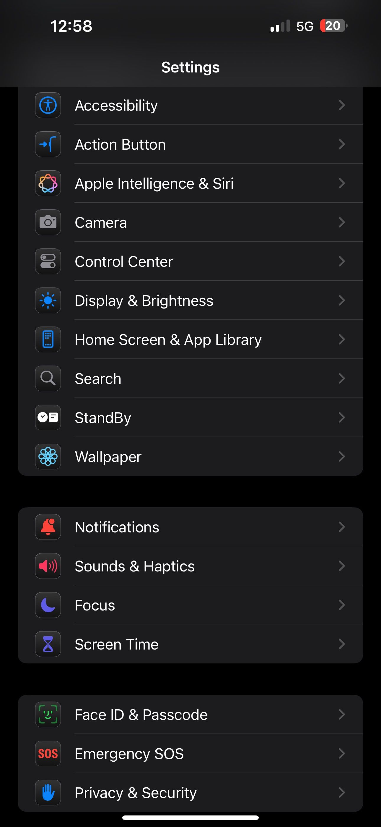 برنامه تنظیمات iOS 18 در آیفون.