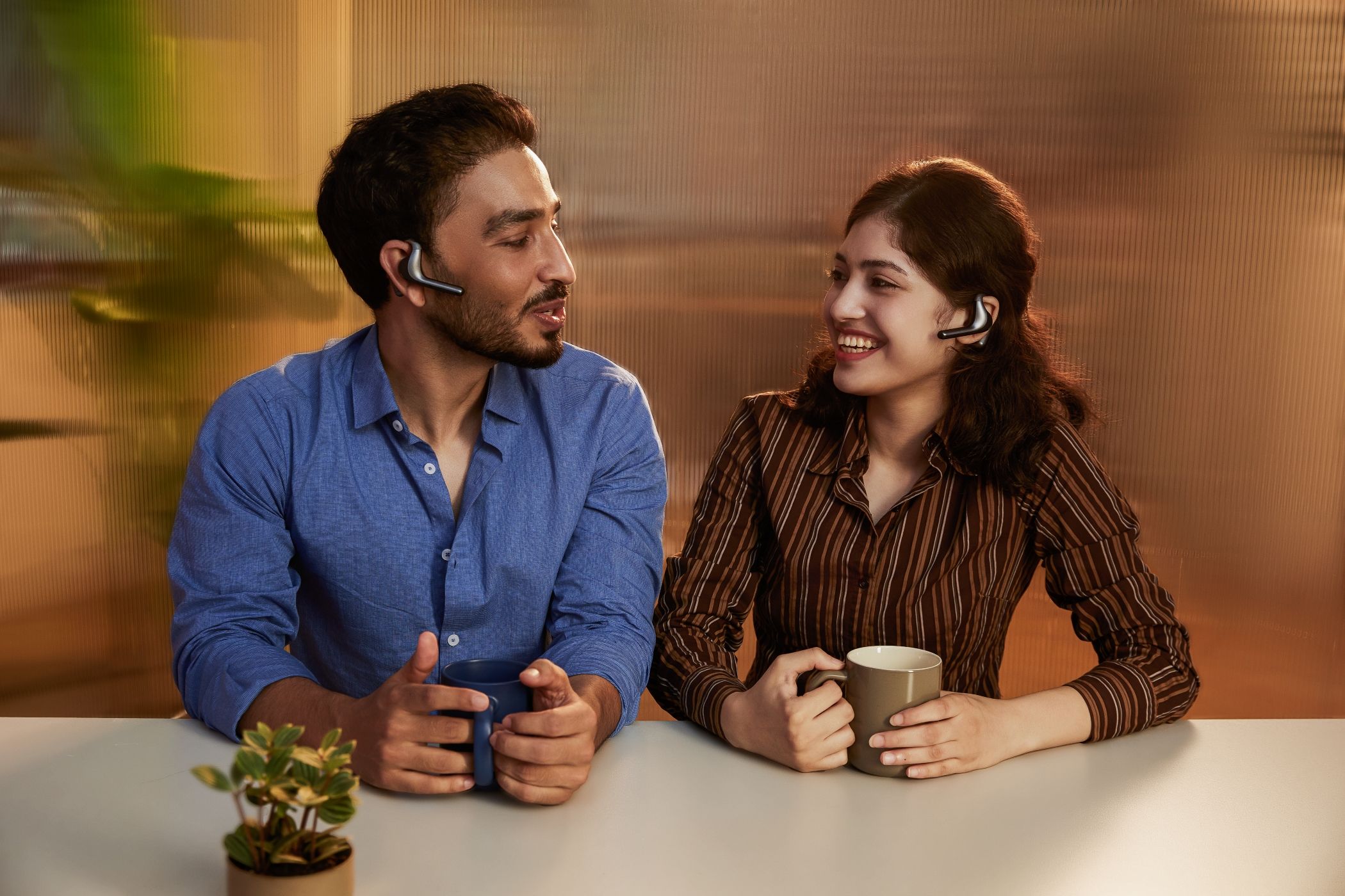 گفتگوی زوجی با استفاده از ایربادهای Timekettle W4 Pro