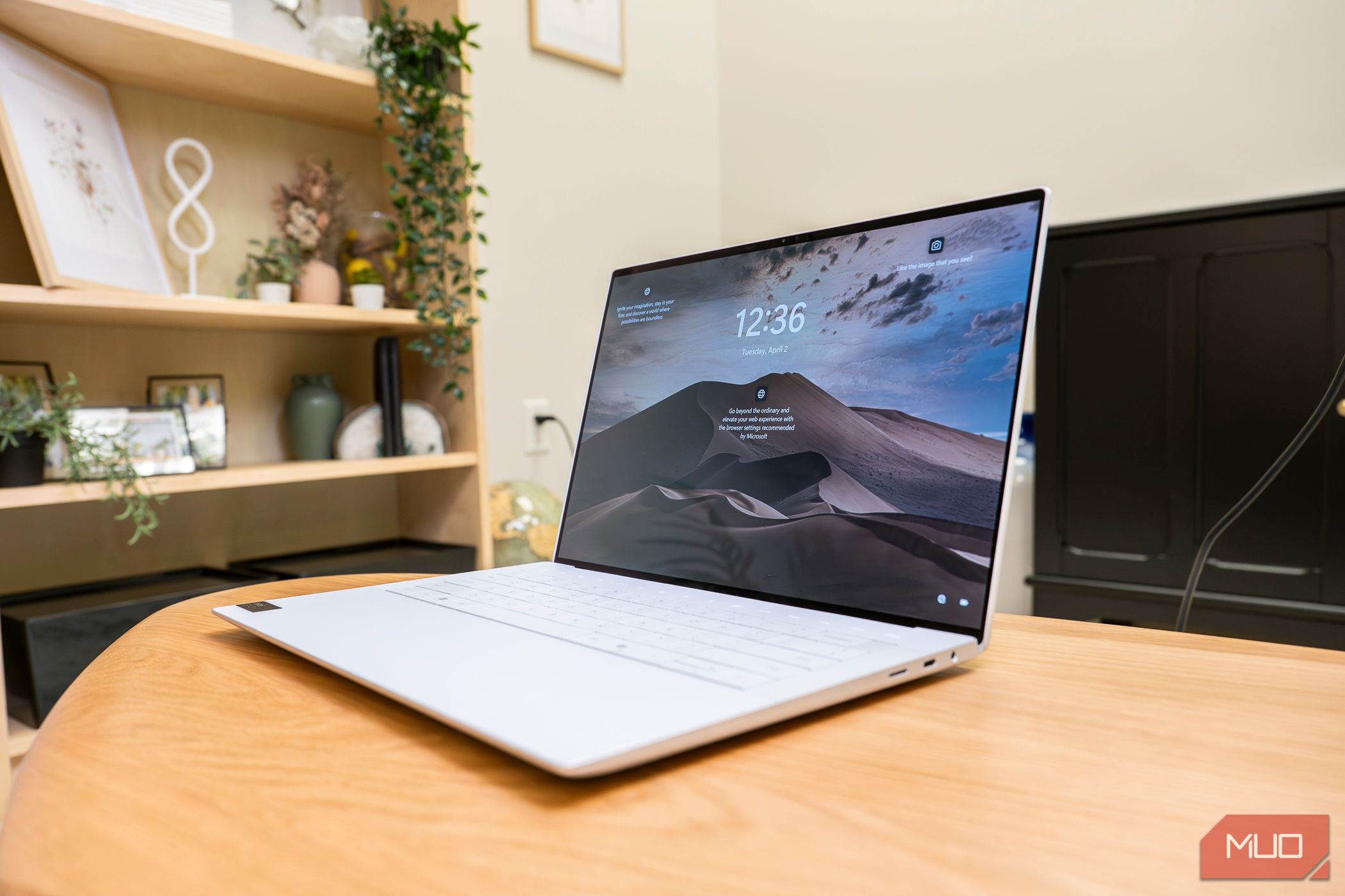 Dell XPS 14 9440 روی یک میز نشسته است