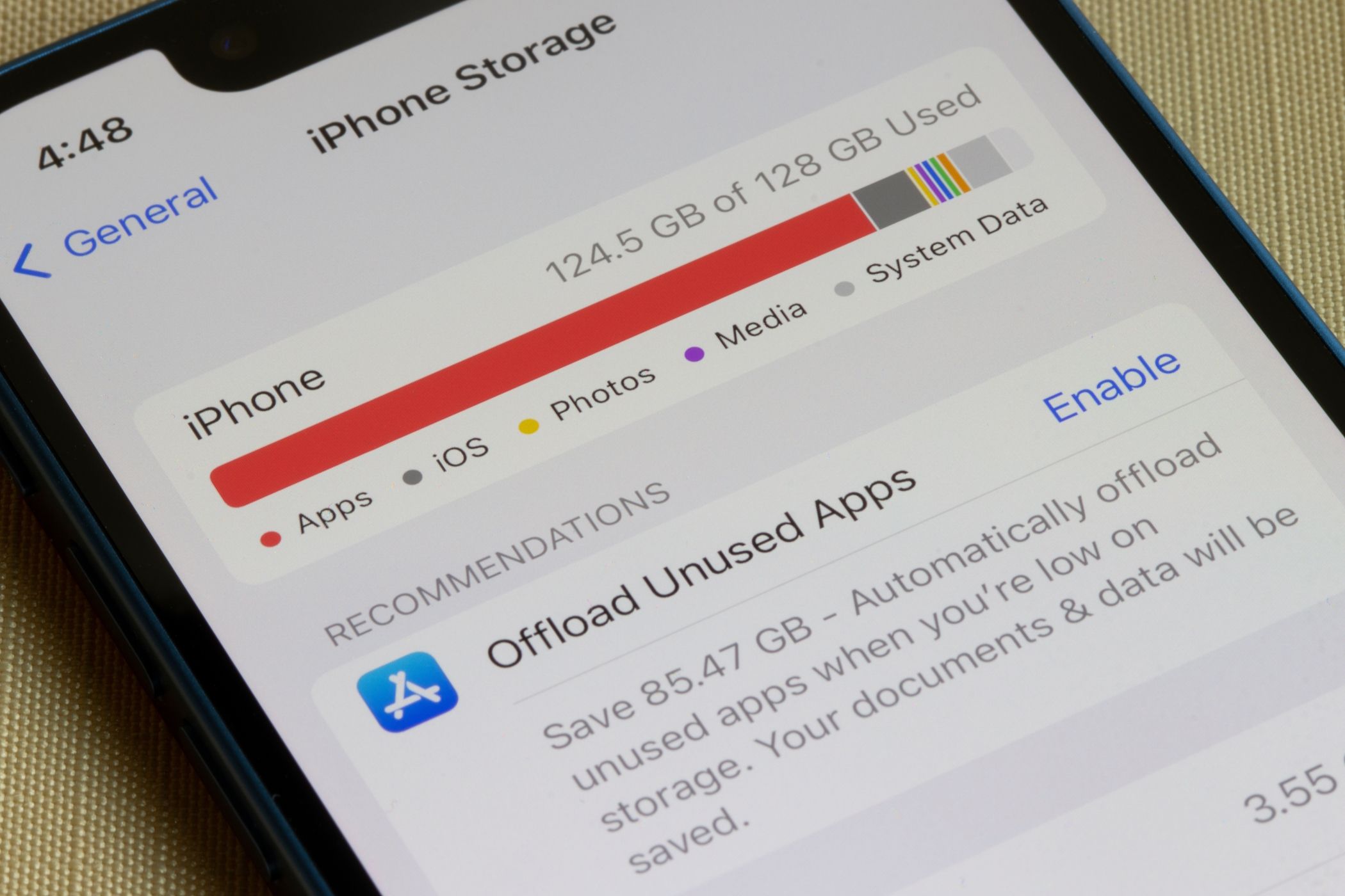آیفون که منوی ذخیره سازی را در iOS نشان می دهد