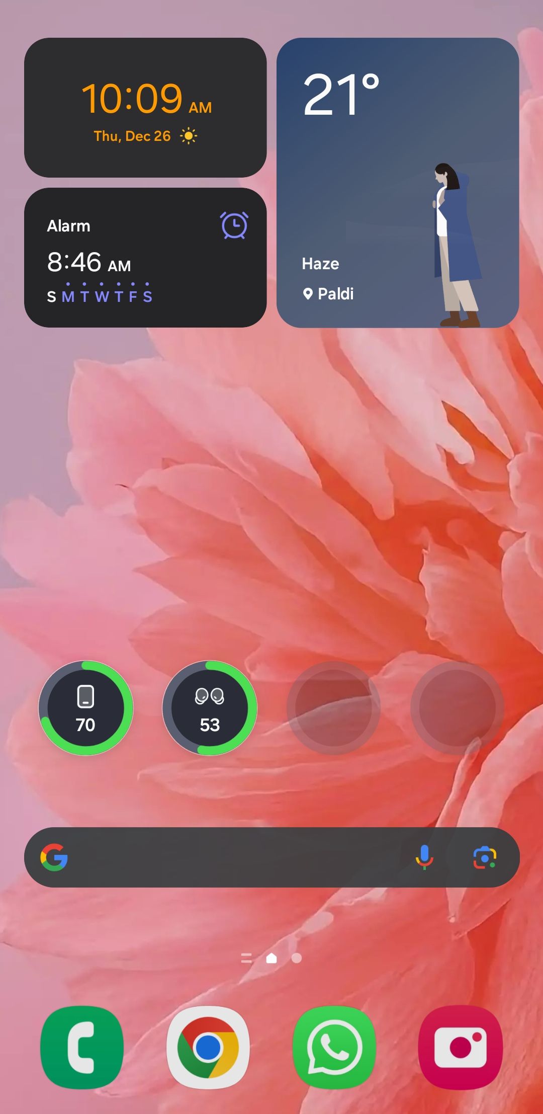 صفحه اصلی تلفن Android که ویجت باتری را نشان می دهد