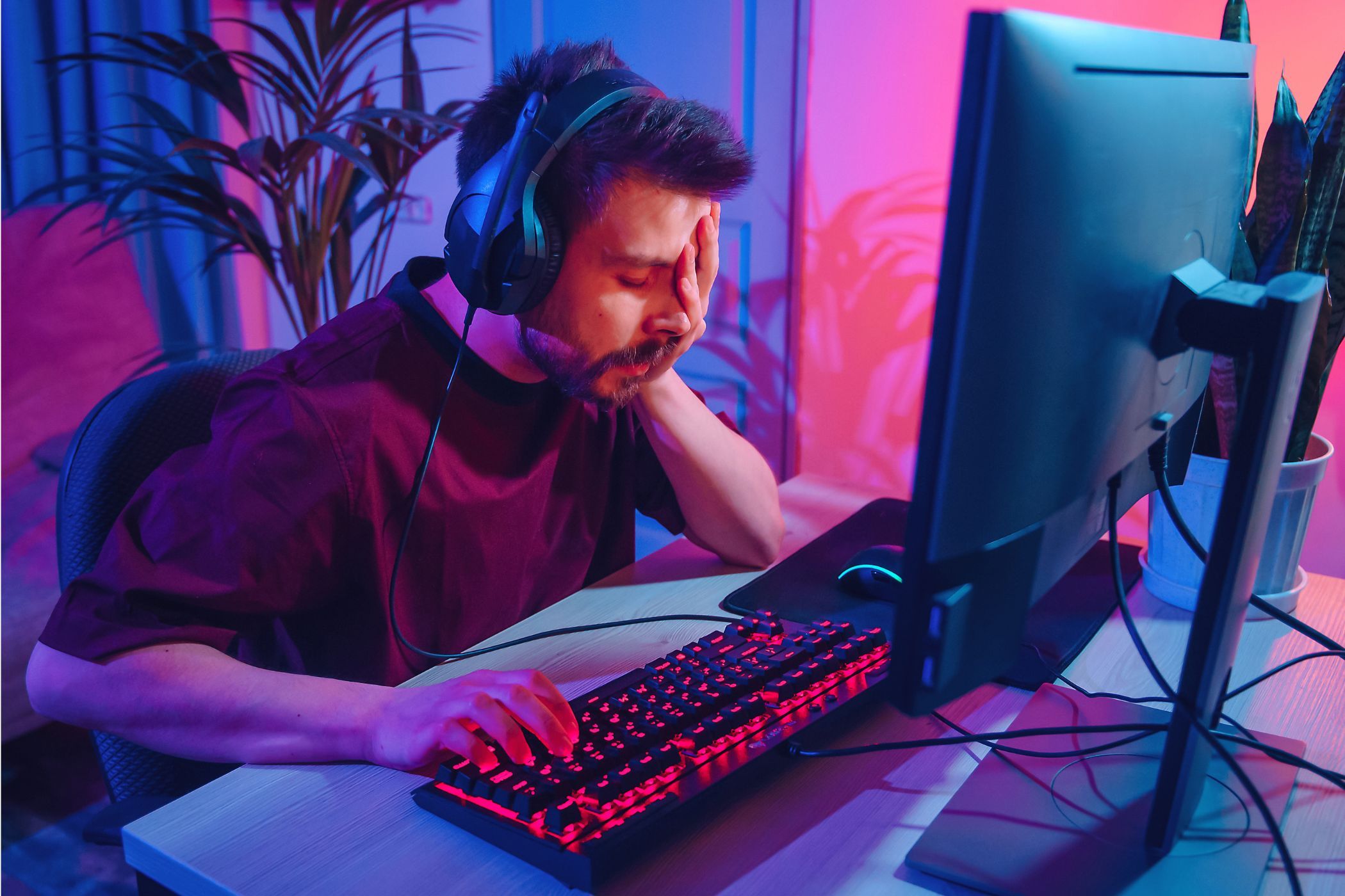 Gamer PC ناامید شده با چهره در مقابل رایانه