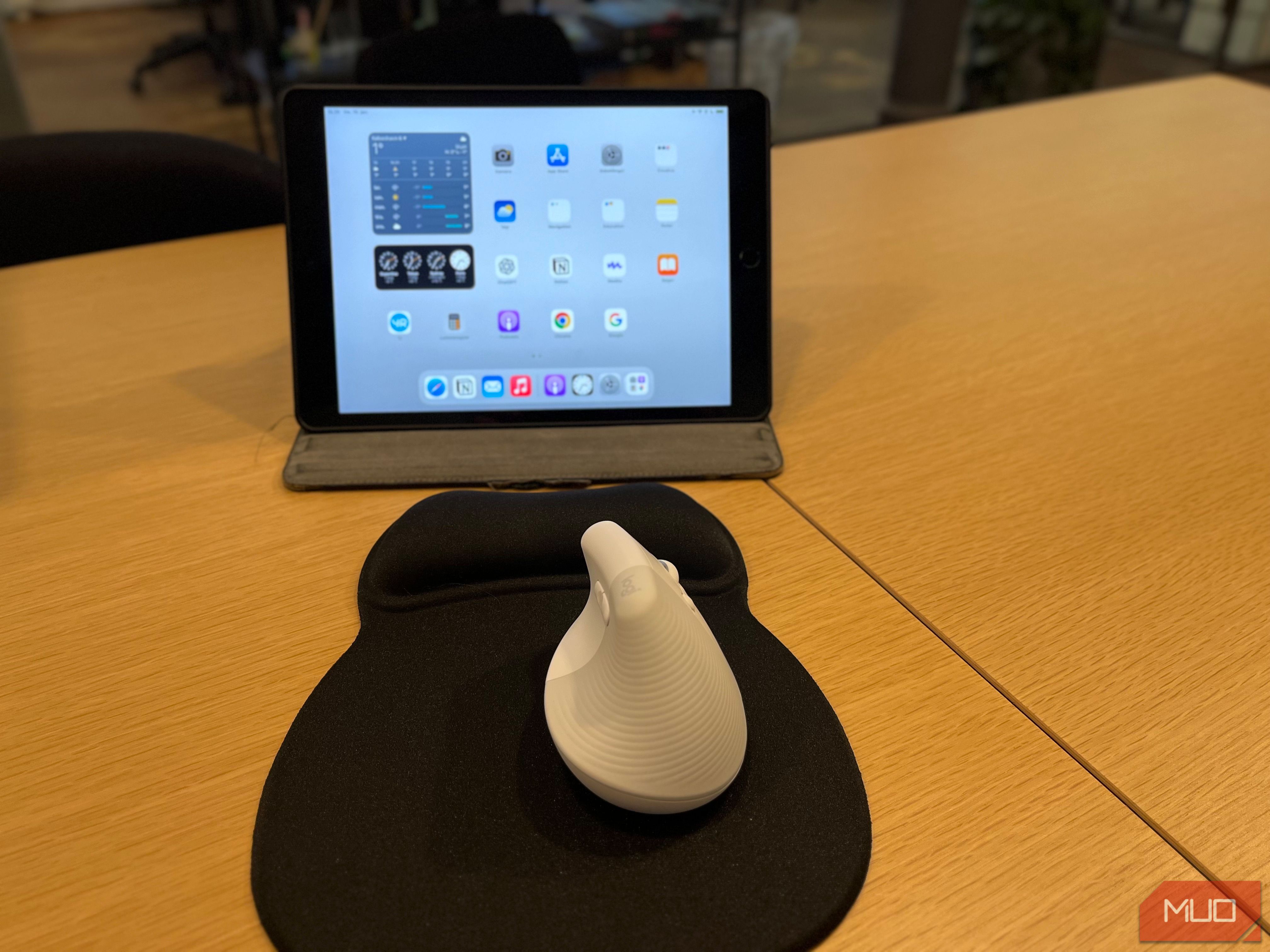 تصویری از iPad و یک موش بی سیم