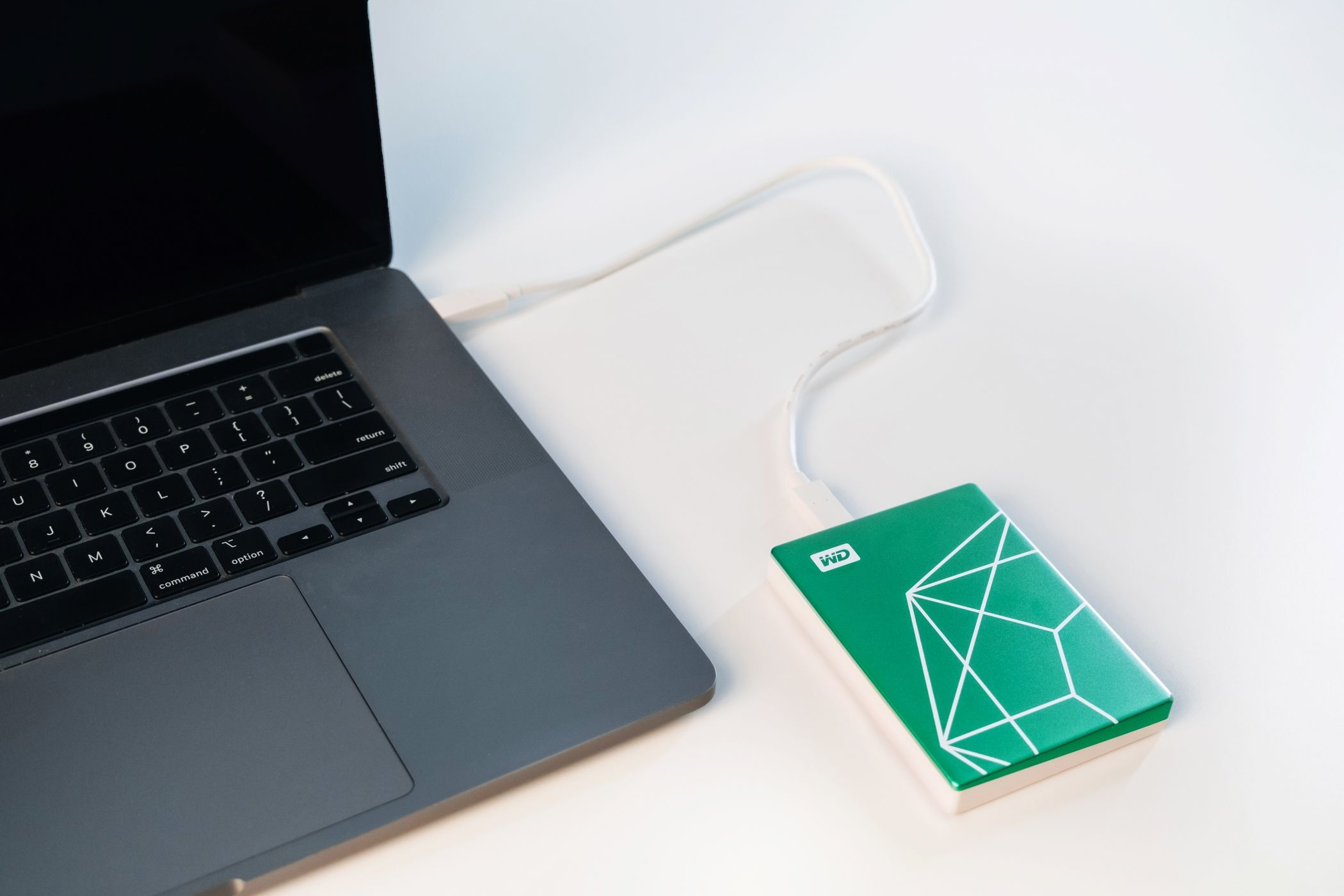 WD My Passport Ultra Emerald Edition به لپ تاپ متصل است