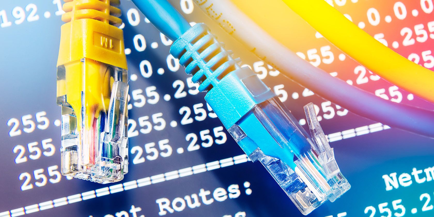 کابل های اترنت با اطلاعات آدرس IP در زیر آنها