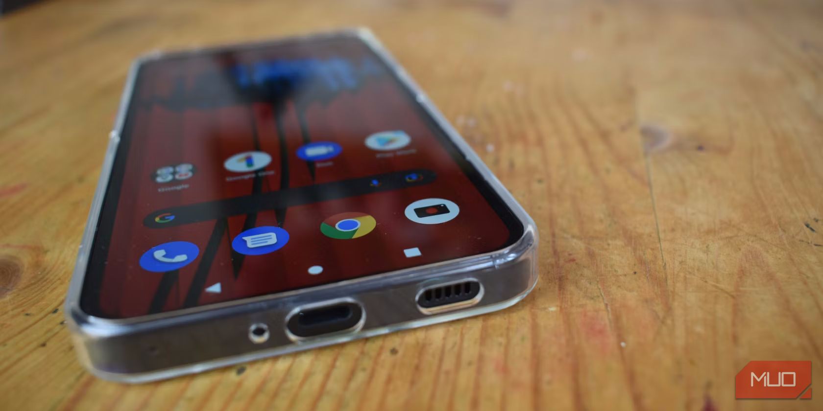 هیچ چیز Phone 1 در جعبه ای که پورت شارژ را نشان می دهد وجود ندارد