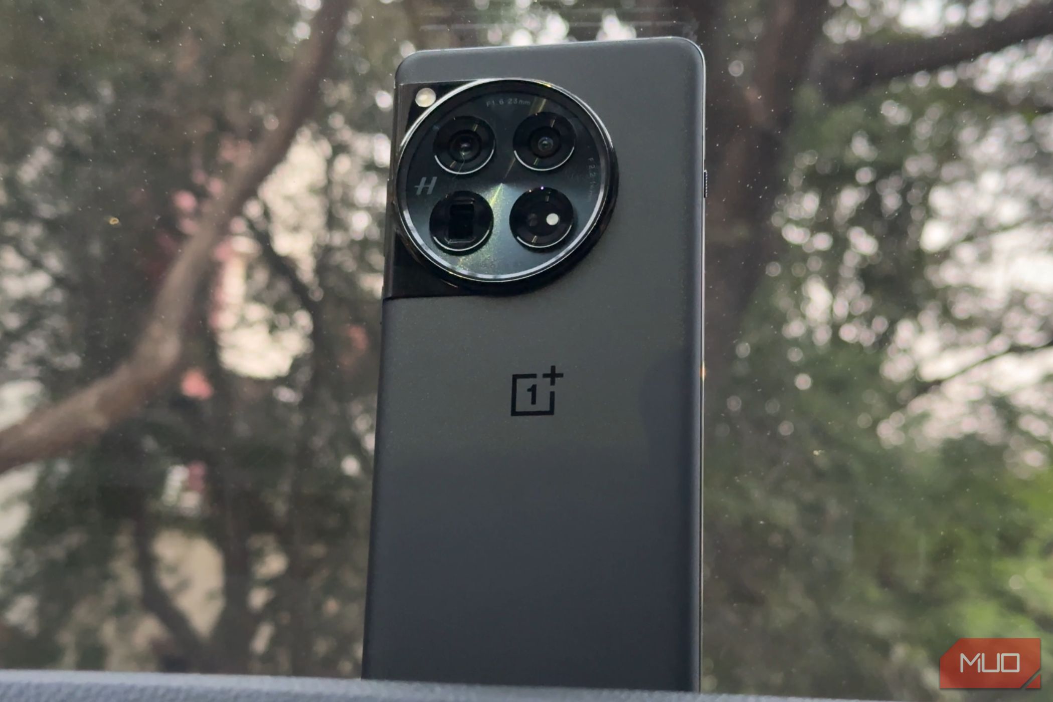 تصویری که OnePlus 12 را روی داشبورد خودرو به نمایش می گذارد