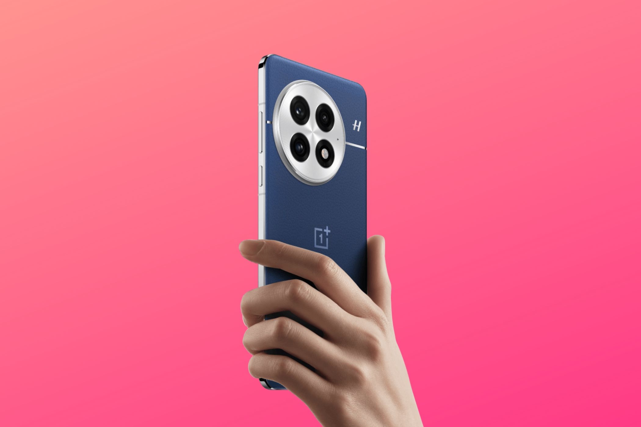 رندر OnePlus 13 در دست با پس زمینه صورتی