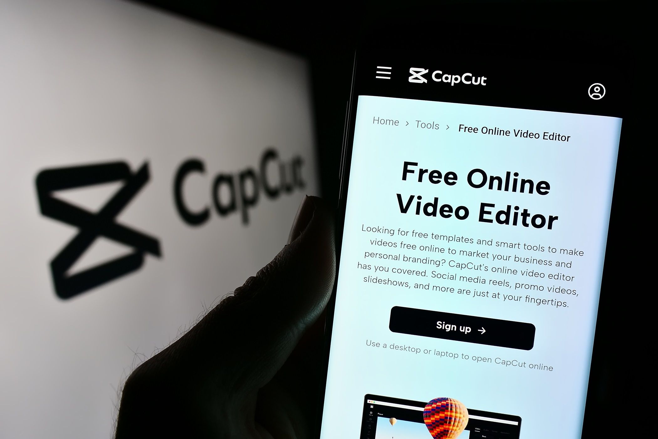 شخصی که تلفن همراه را با برنامه ویرایش ویدیو CapCut در دست دارد
