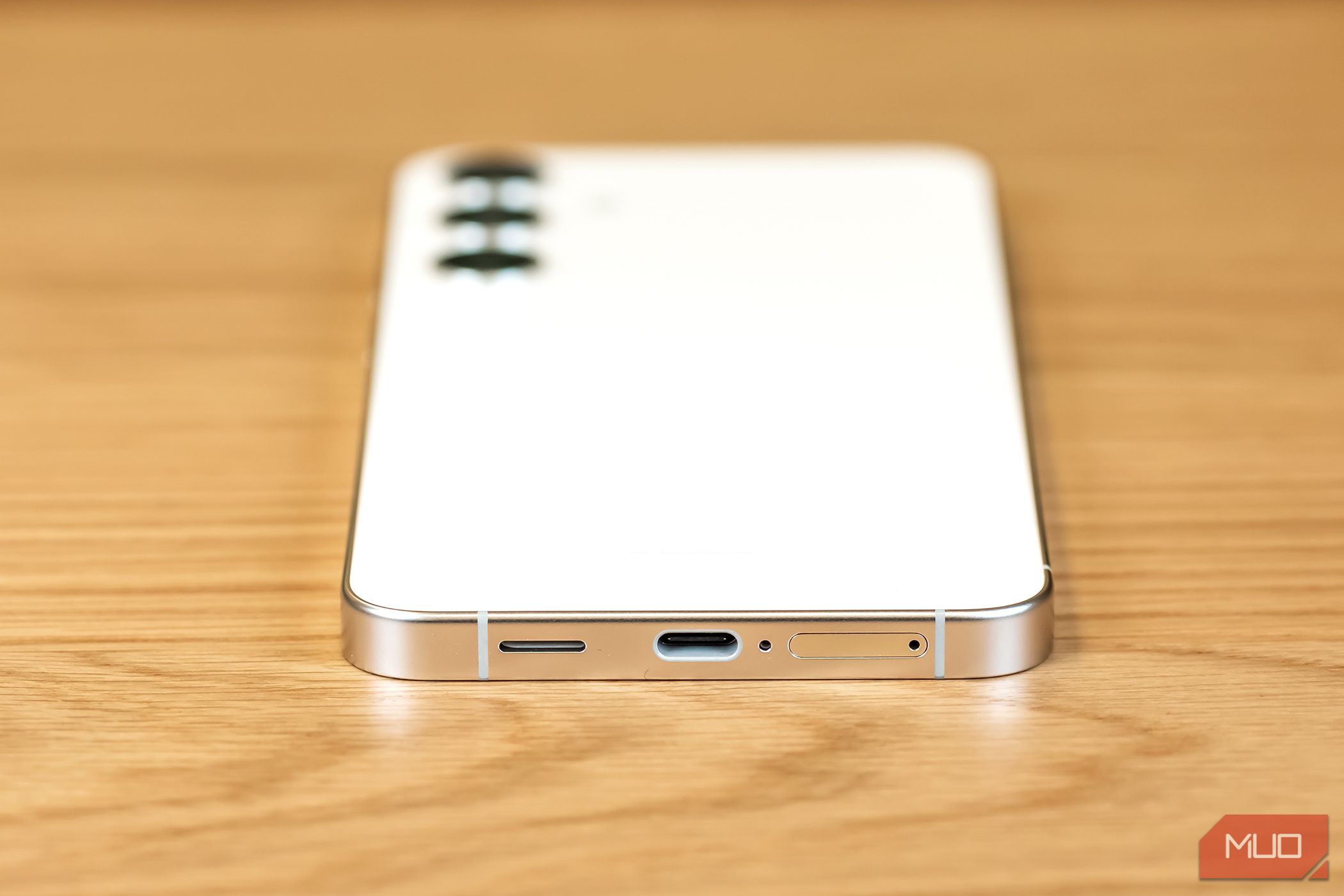 بندر در پایین سامسونگ Galaxy S24 Plus