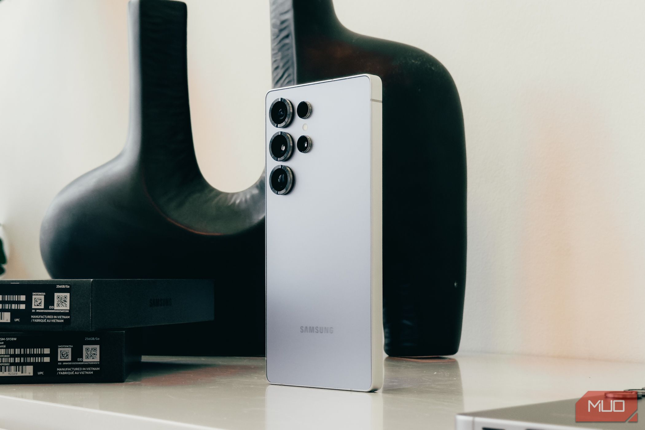 Samsung Galaxy S25 Ultra در برابر مانتو سفید.