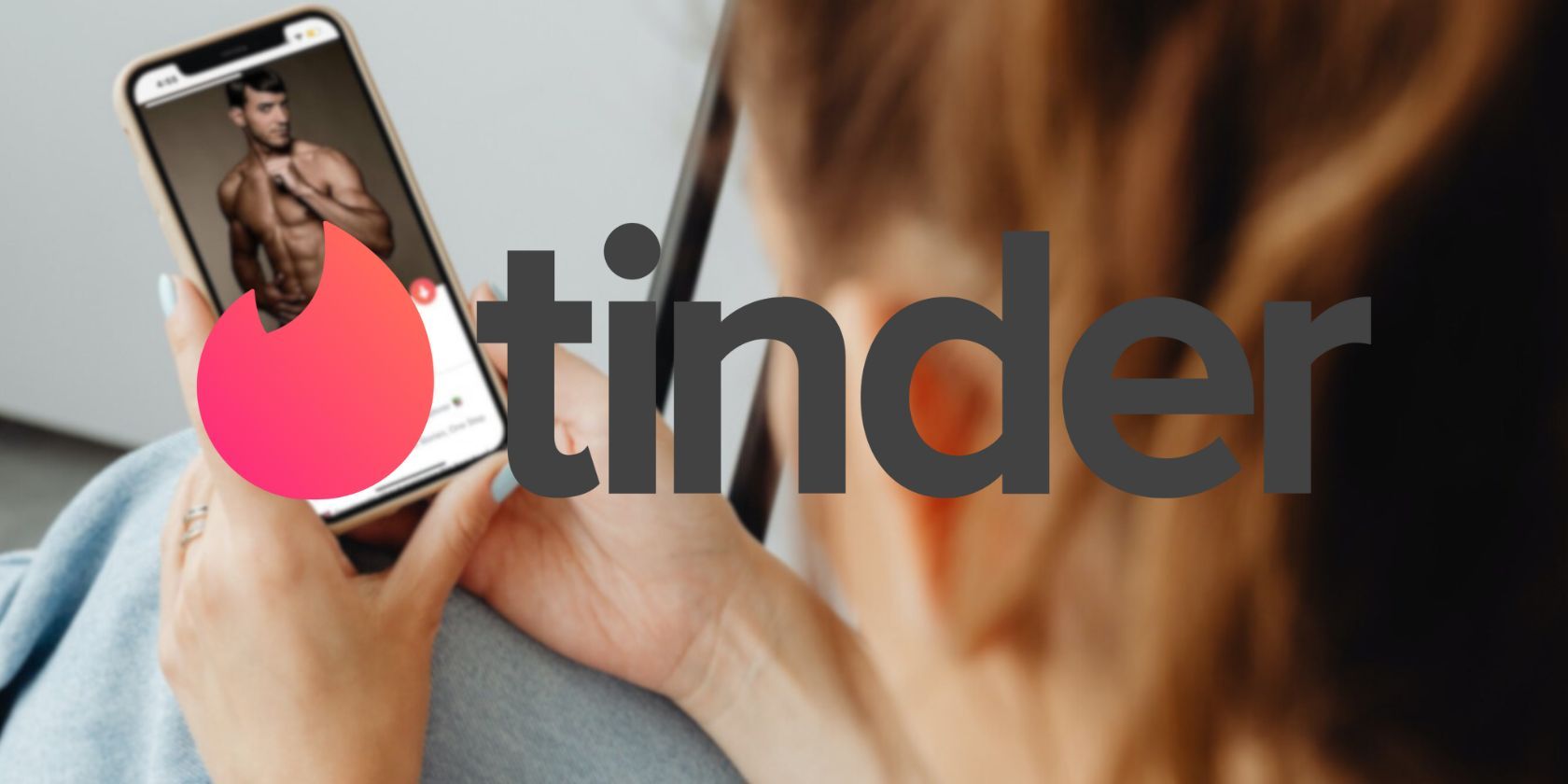 لوگوی Tinder و زنی که به نمایه دوستیابی مرد در Tinder نگاه می کند