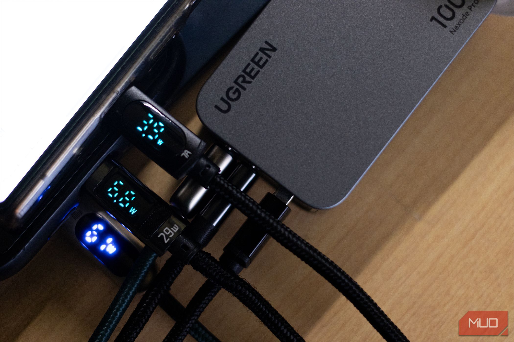 شارژرهای دیواری Ugreen Nexode Pro 100W USB-C که توان خروجی را نشان می دهد