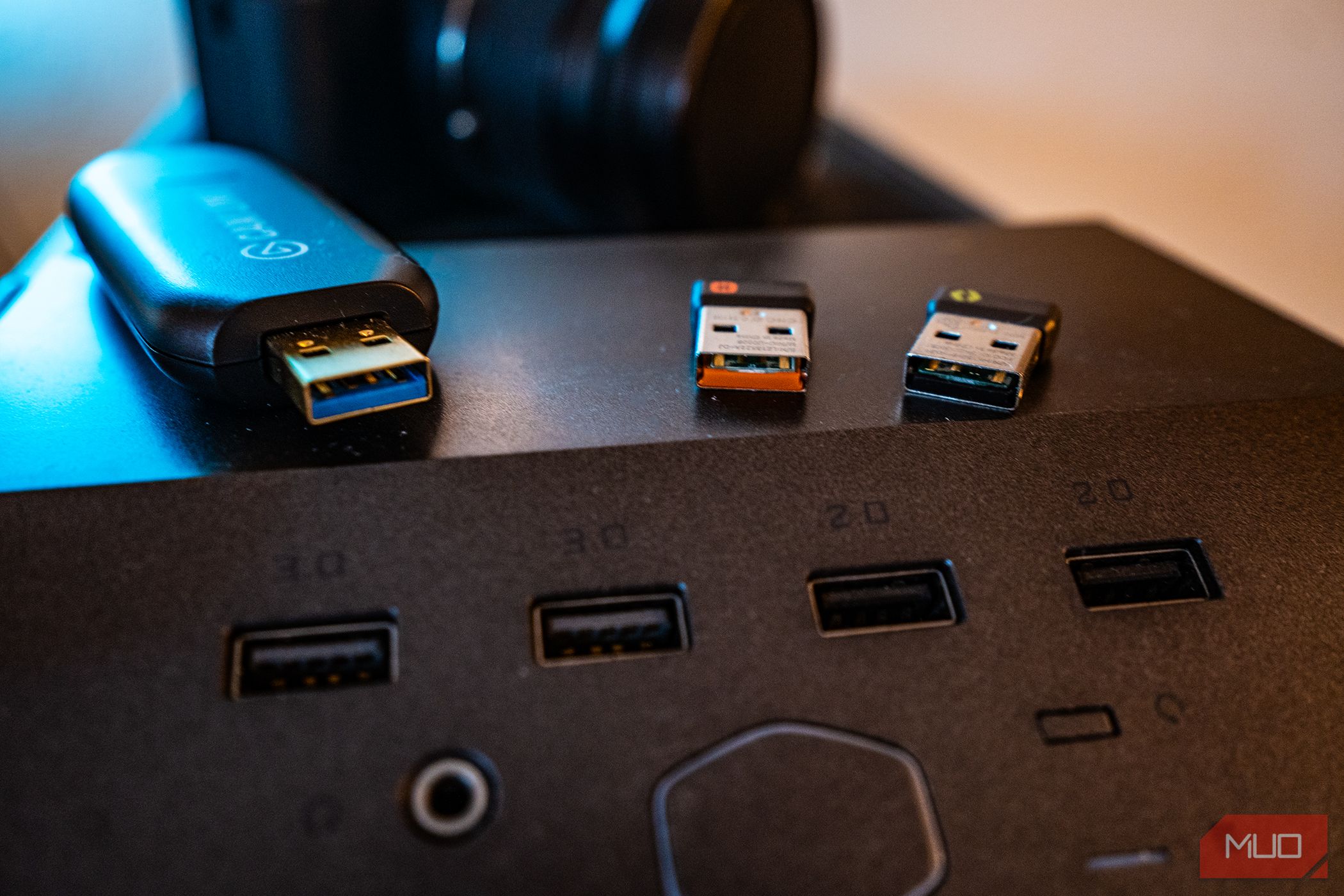 دستگاه های USB در بالای رایانه شخصی با پورت های USB 2.0 و 3.0
