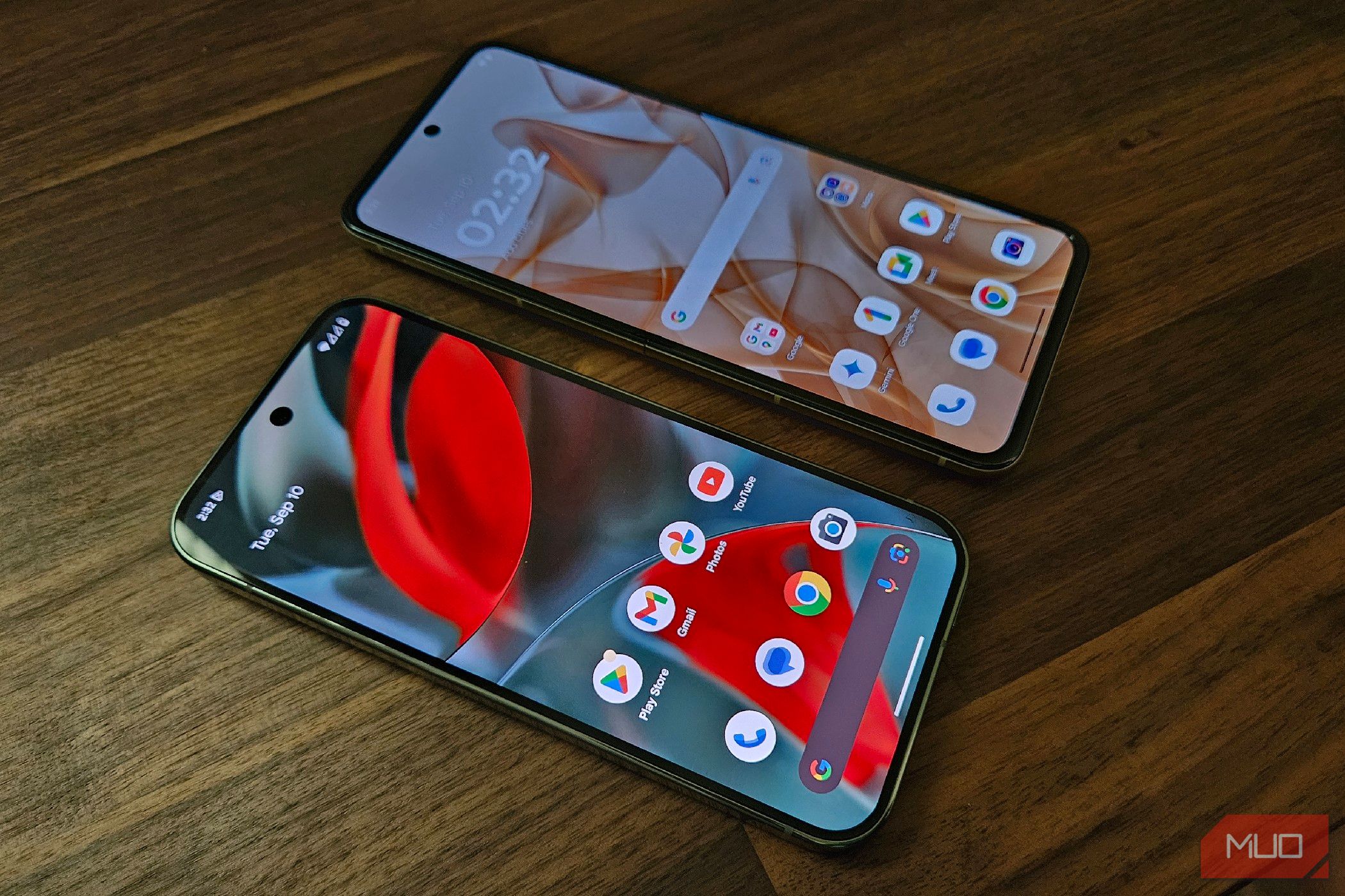 یک موتورولا RAZR 2024 در کنار Google Pixel 9 Pro.