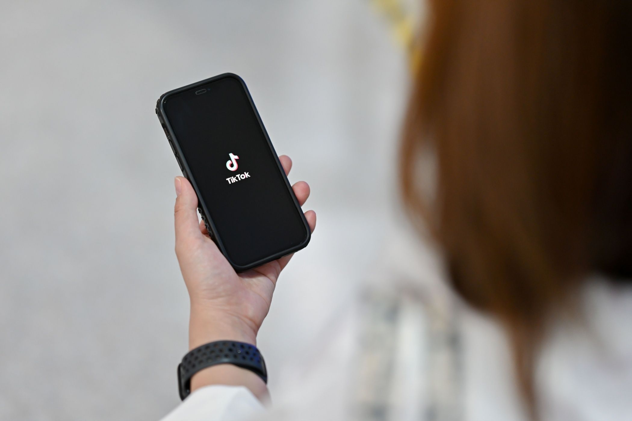 شخصی که دارای تلفن هوشمند با برنامه Tiktok است