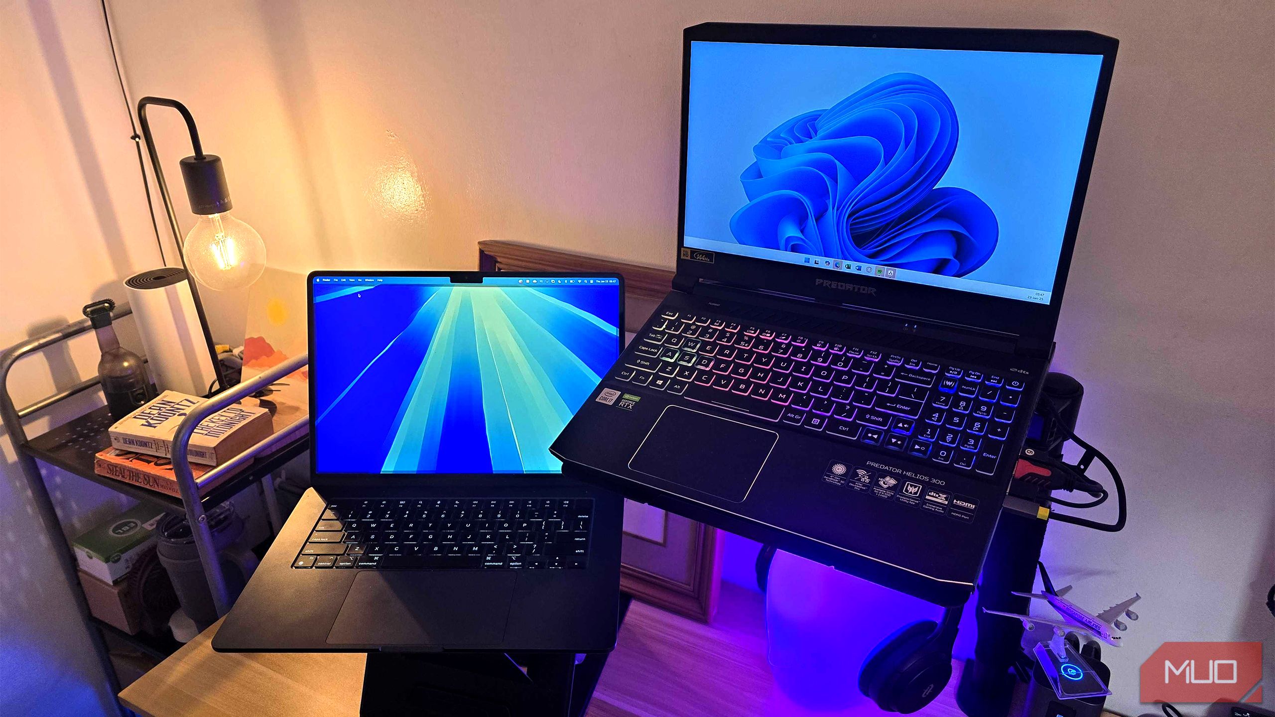ویندوز 11 و یک لپ تاپ MacOS