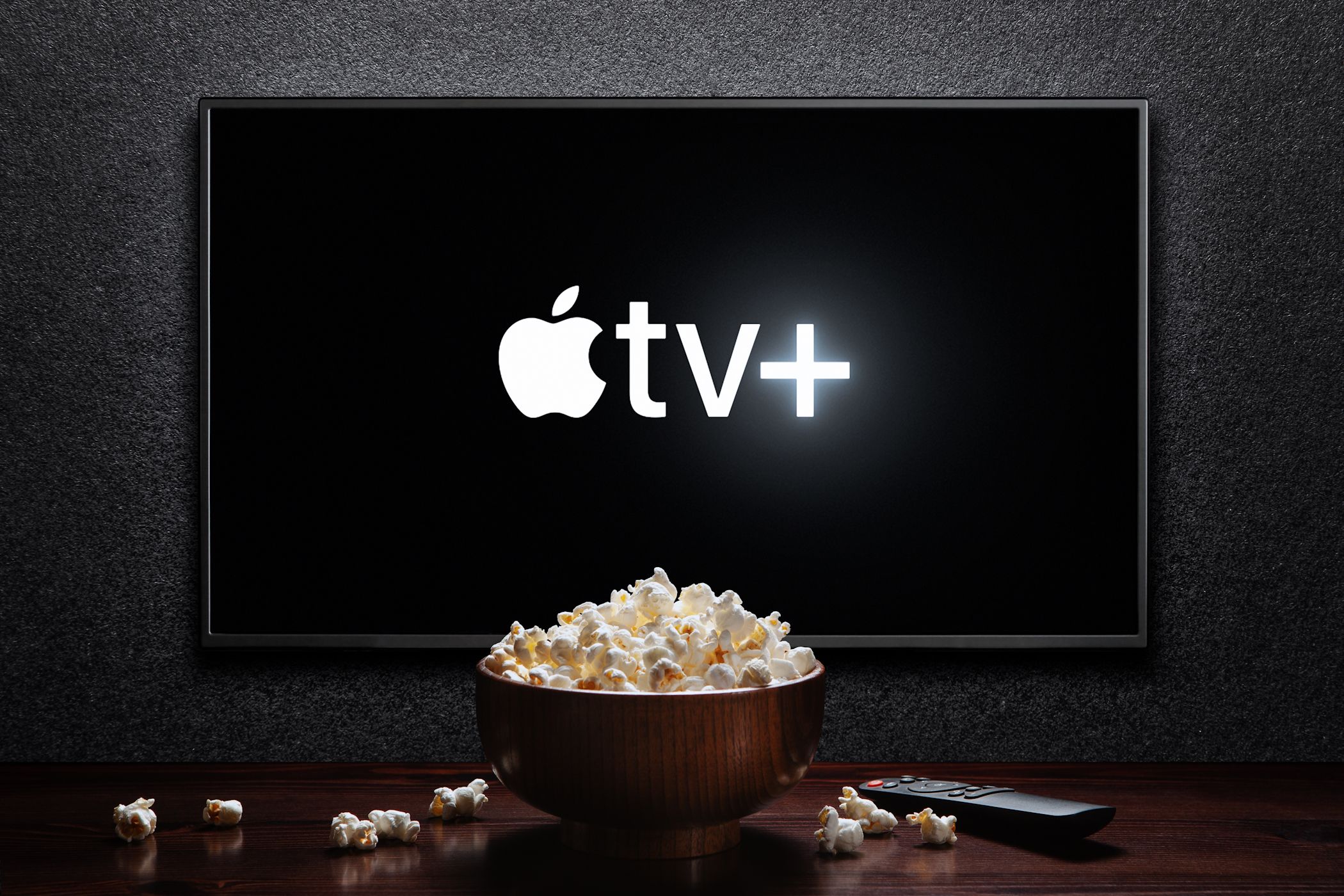 آرم Apple TV Plus در تلویزیون با کاسه پاپ کورن