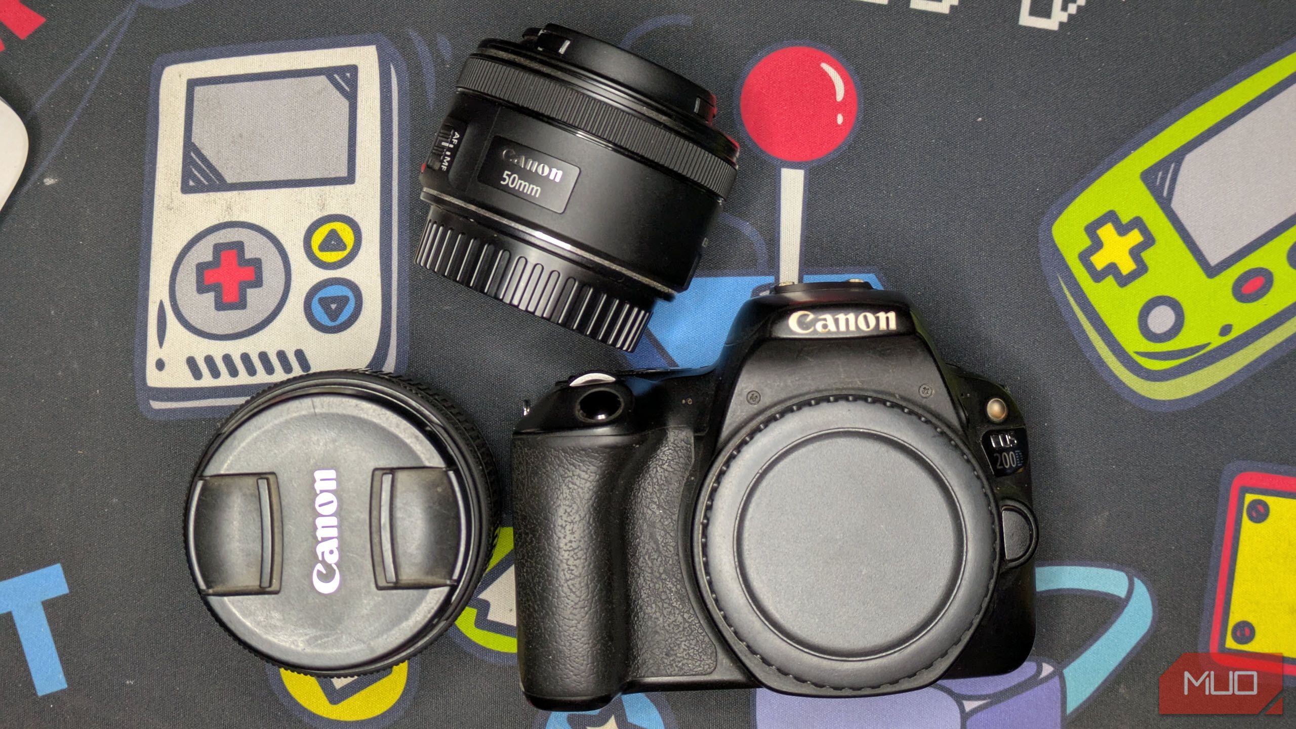 Canon 200d با لنزهای 18-55 میلی متر و 50 میلی متر