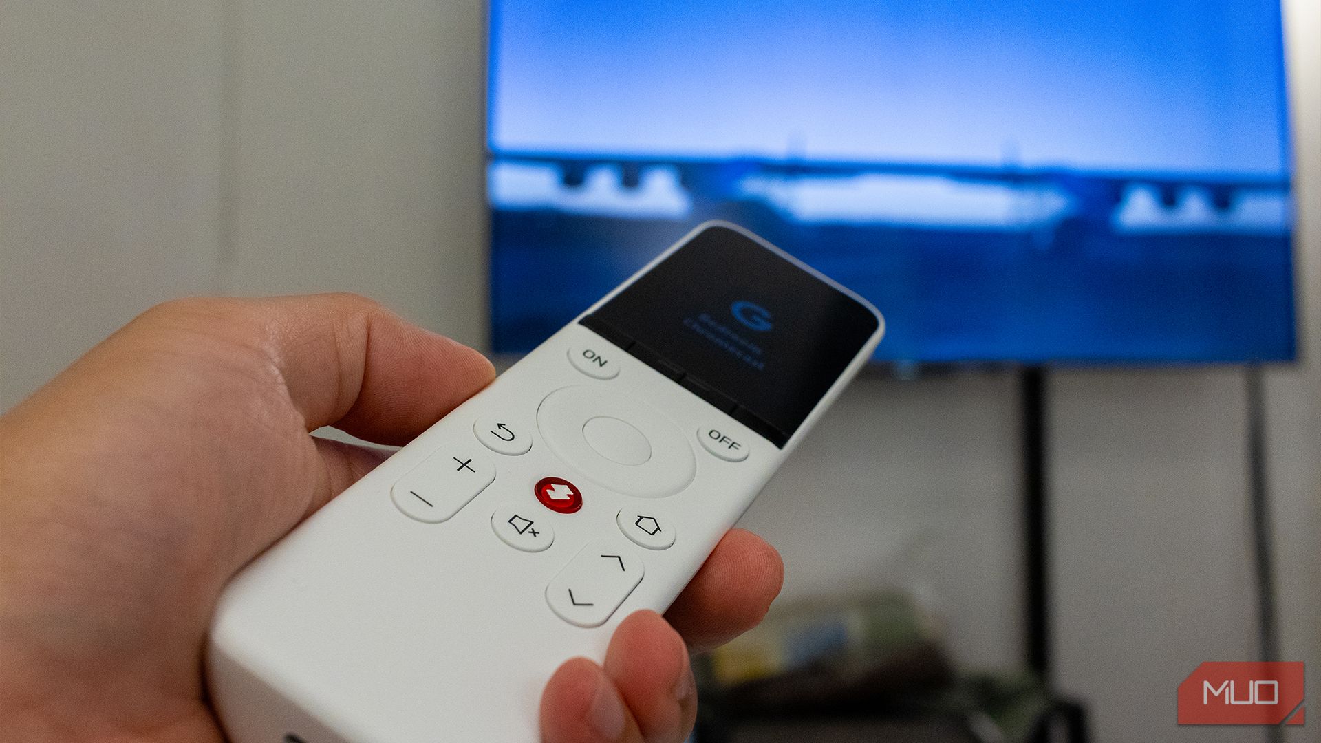 کنترل یک تلویزیون هوشمند با ریموت جهانی SwitchBot.
