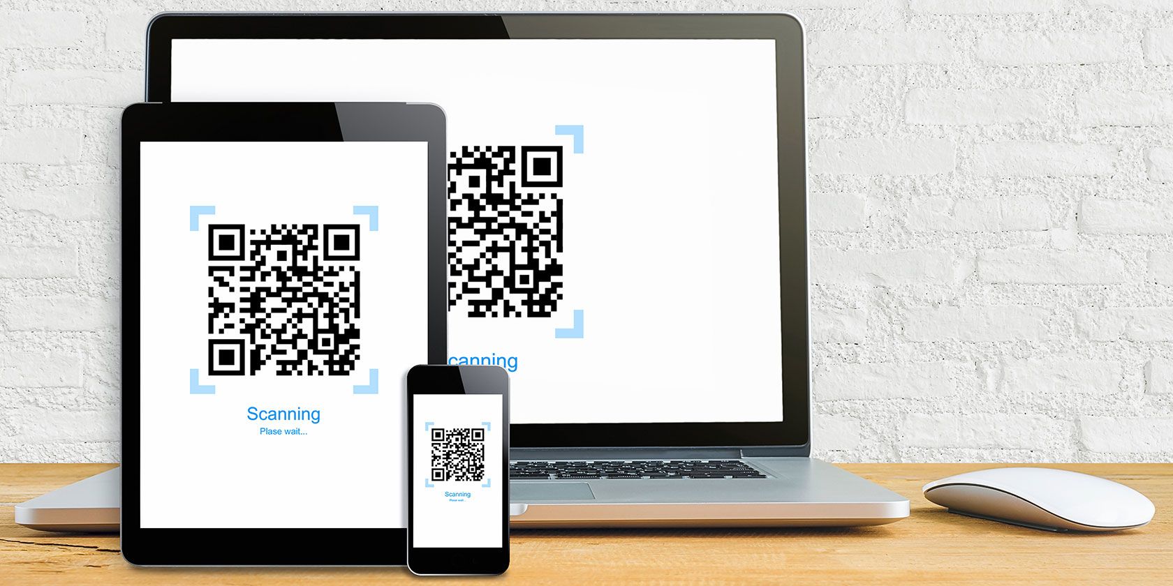 لپ تاپ ، رایانه لوحی و تلفن با کدهای QR نشان داده شده است