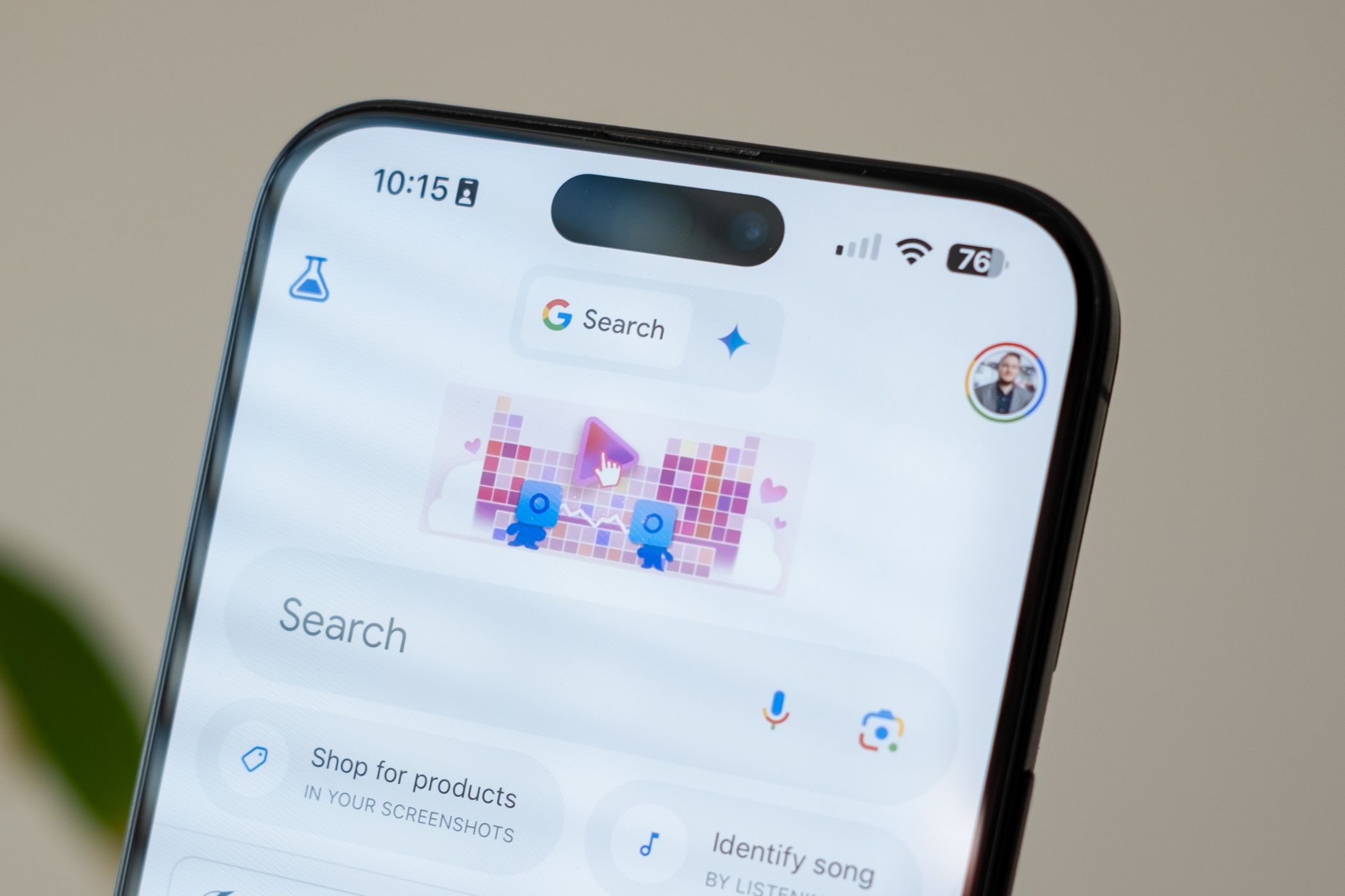 جستجو در کنار نماد Gemini AI در برنامه Google در Apple iPhone 15 Pro Max انتخاب شده است
