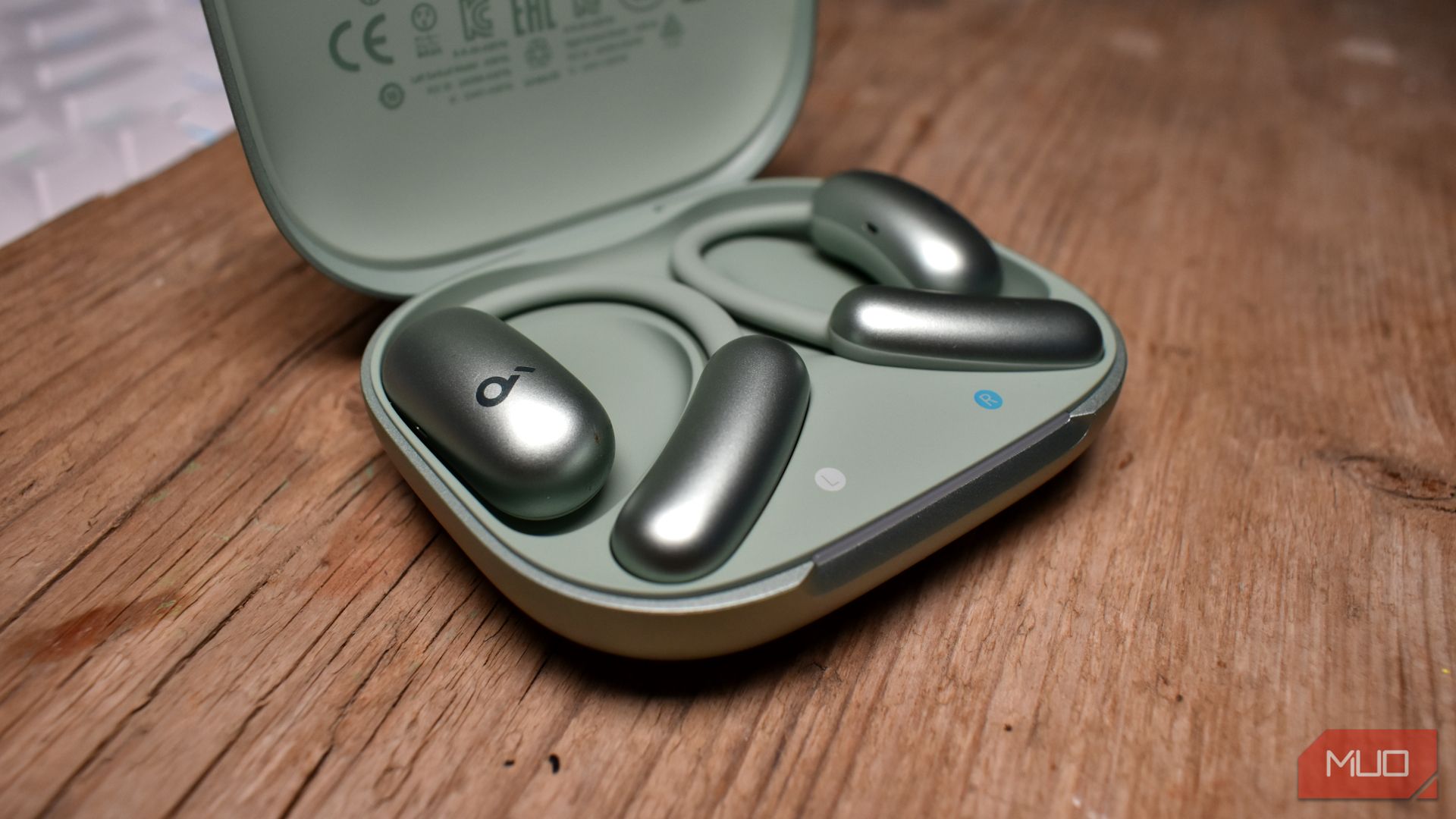 CASE CORECORE AEROFIT 2 با گوشواره های داخل.