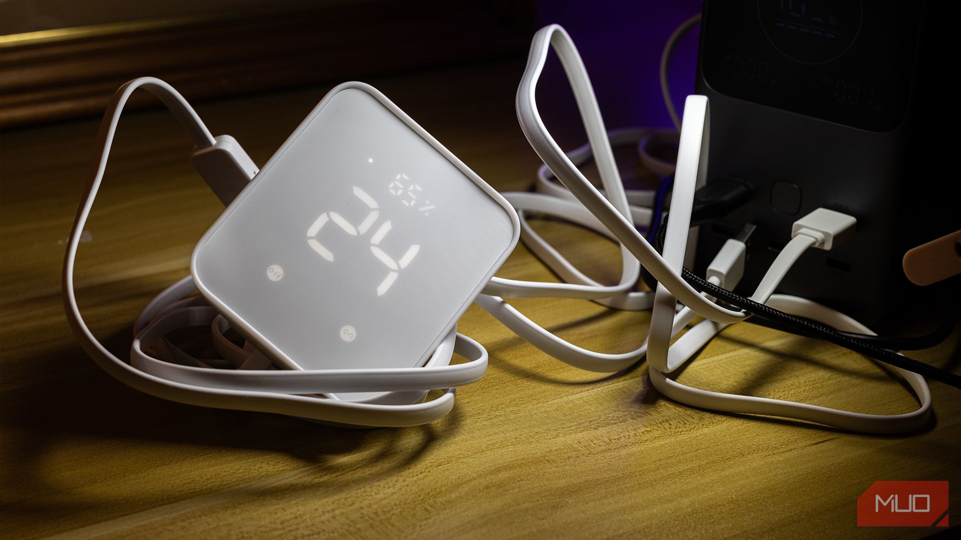SwitchBot Hub 2 متصل به یک بانک پاور.