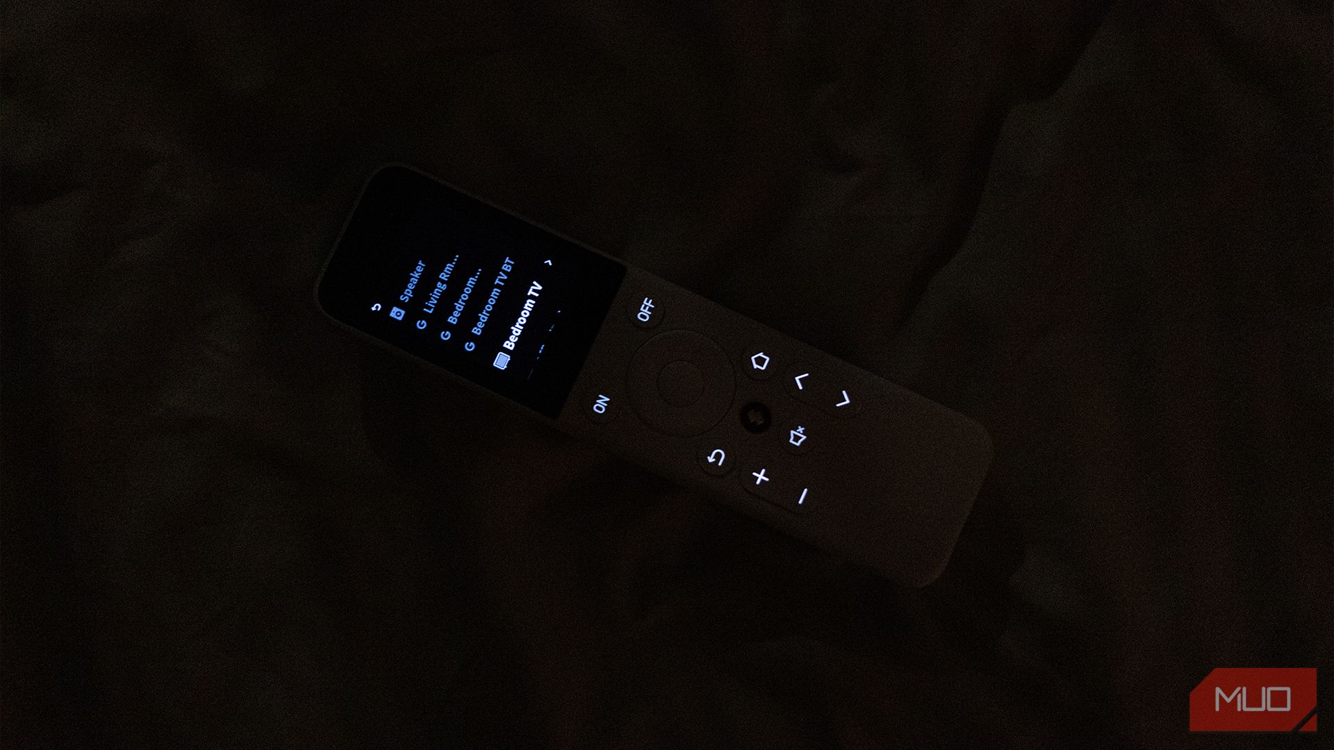 با نگاهی به SwitchBot Universal Remote در تاریکی.