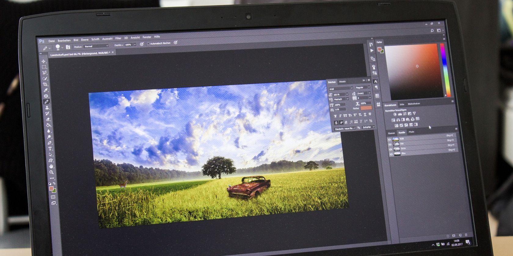 یک رایانه لوحی که با برنامه Photoshop باز می شود
