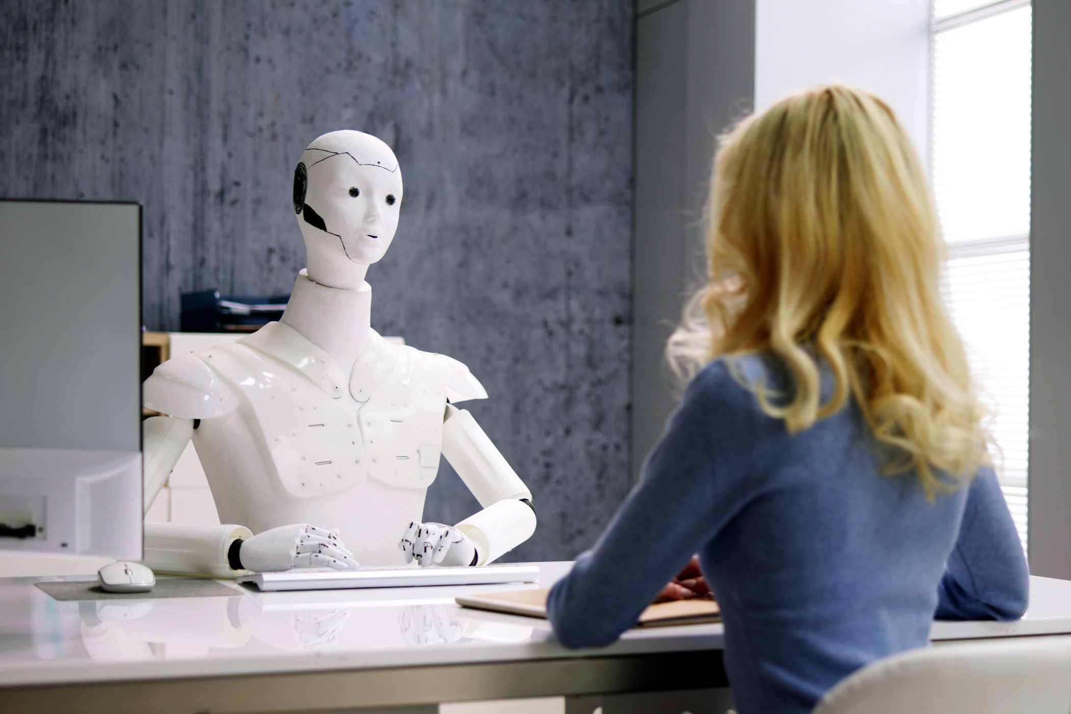 زن در مصاحبه شغلی با AI Robot