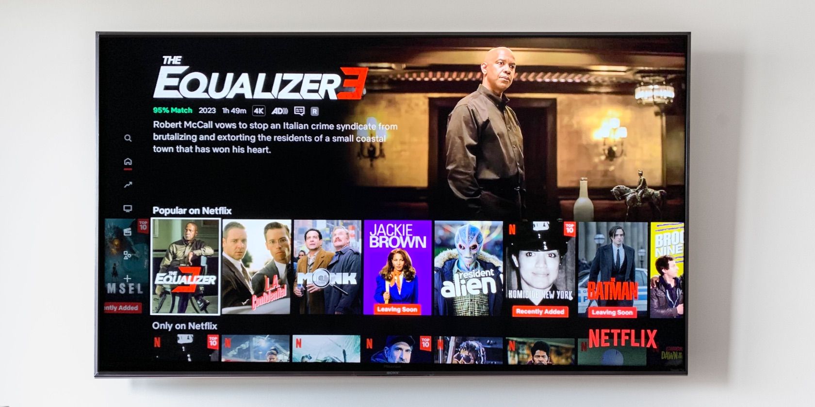 صفحه اصلی Netflix با اطلاعات مربوط به اکولایزر 3 نمایش داده شده.