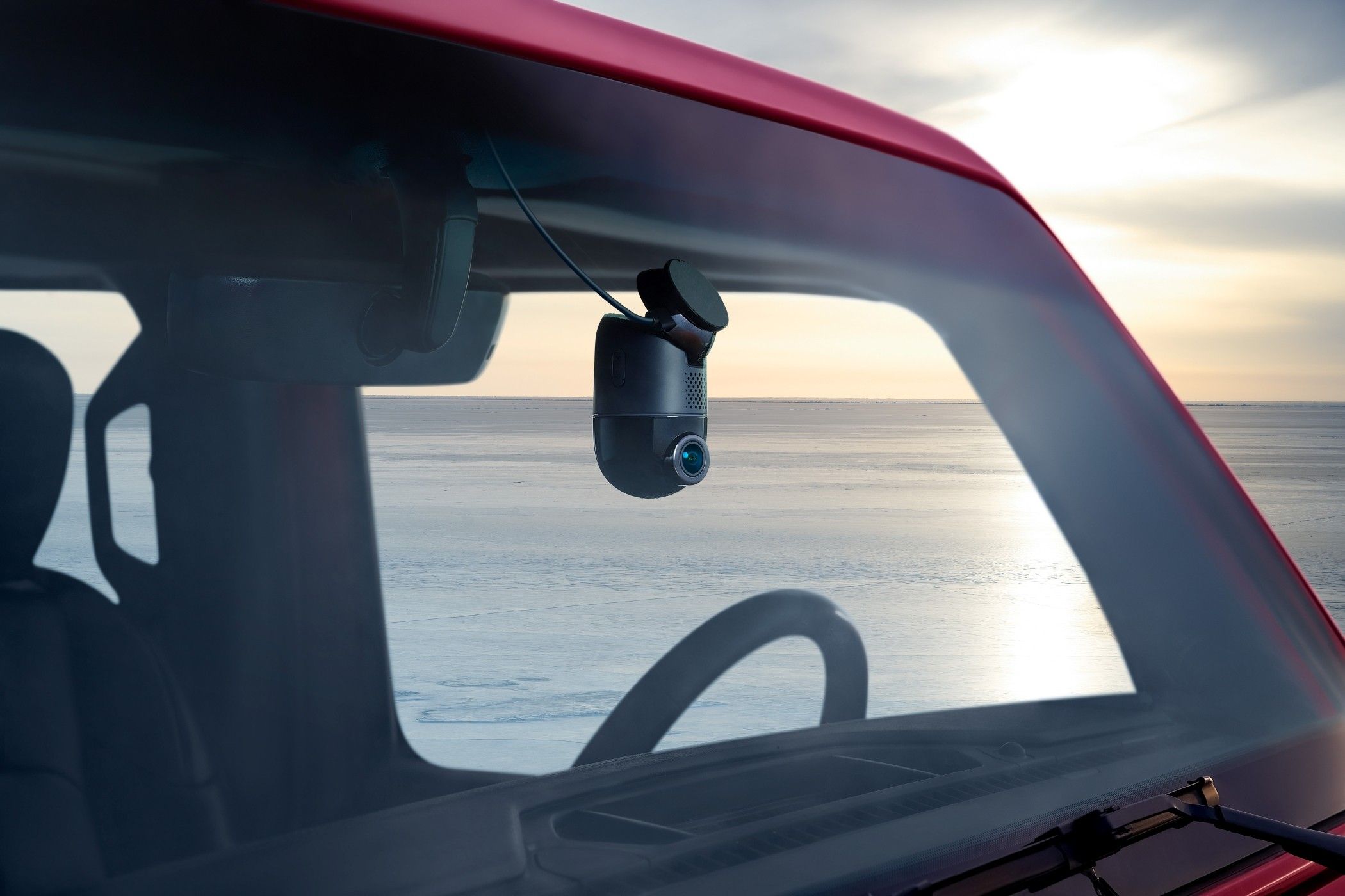 70mai dash cam 4k omni روی شیشه جلو اتومبیل ماشین