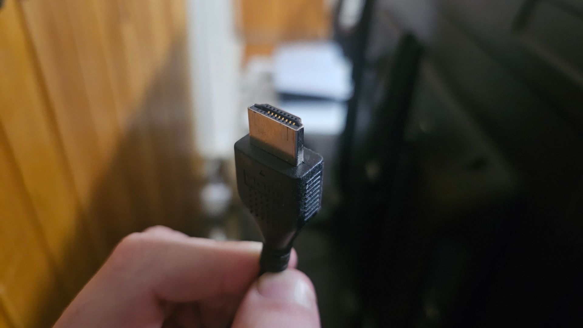 نزدیک به کابل HDMI کثیف.