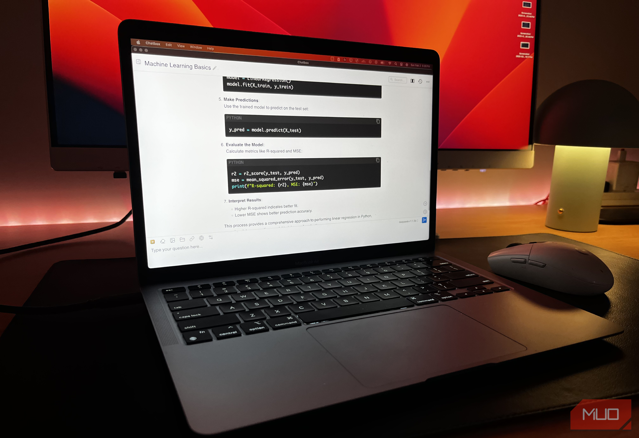 MacBook در حال اجرا Deepseek-R1 به صورت محلی با یک مانیتور در پس زمینه است