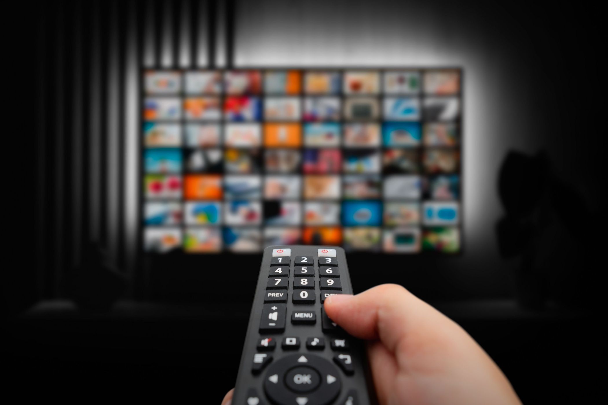 یک تلویزیون از راه دور با یک سرویس پخش به صفحه نمایش اشاره می کند