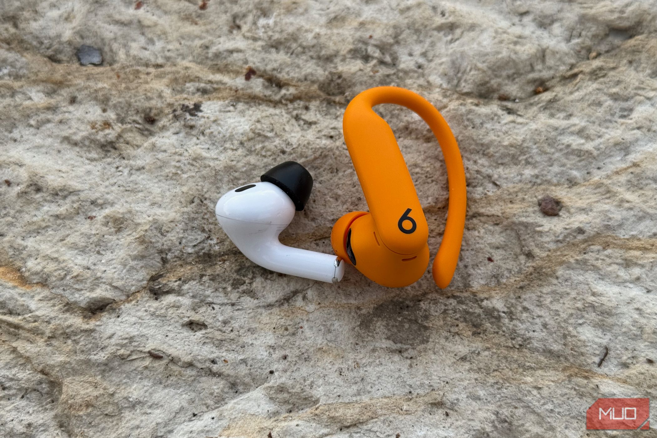 Apple AirPods Pro 2 در برابر PowerBeats Pro 2.