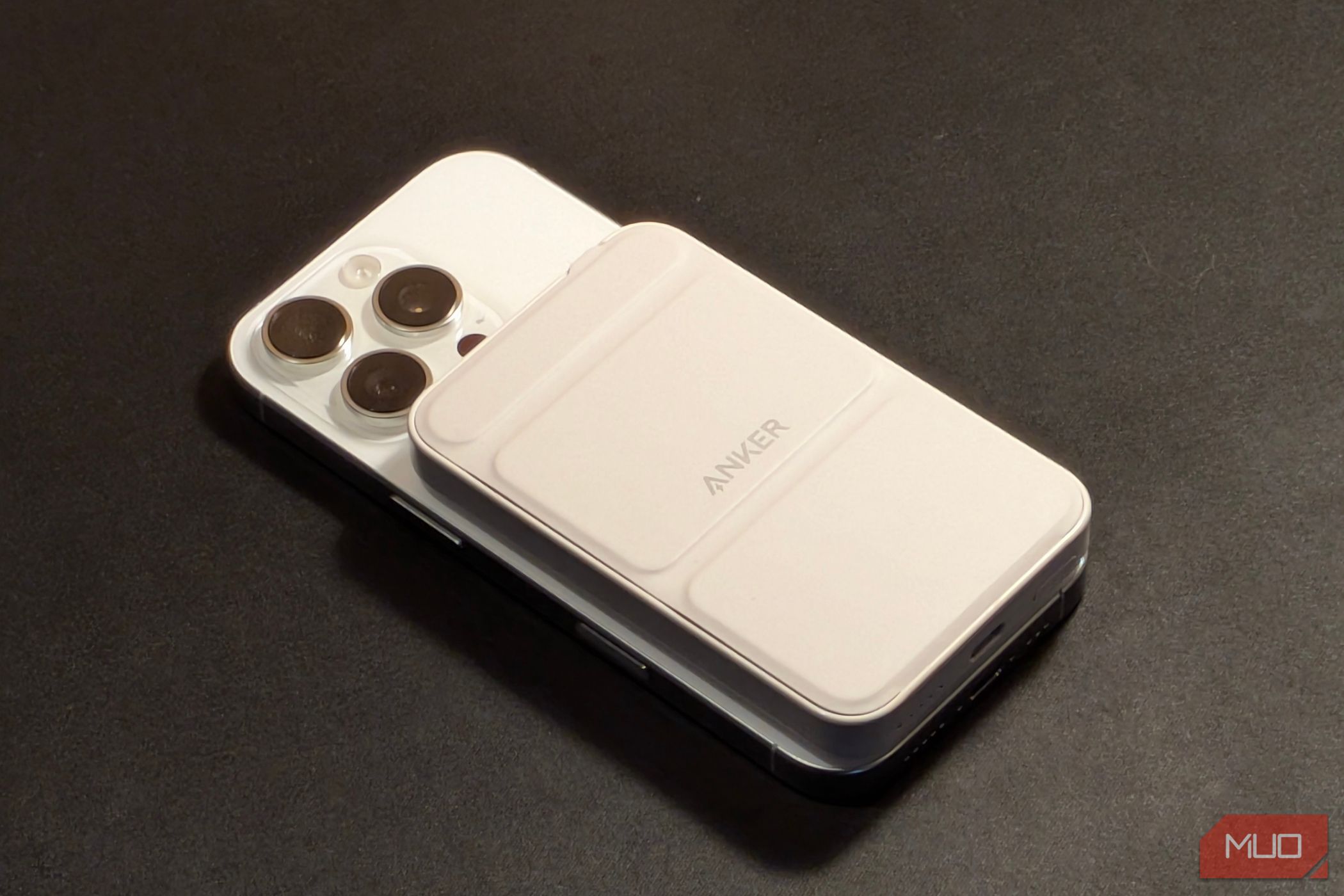 Anker Power Bank که در آیفون 16 Pro نصب شده روی میز نصب شده است