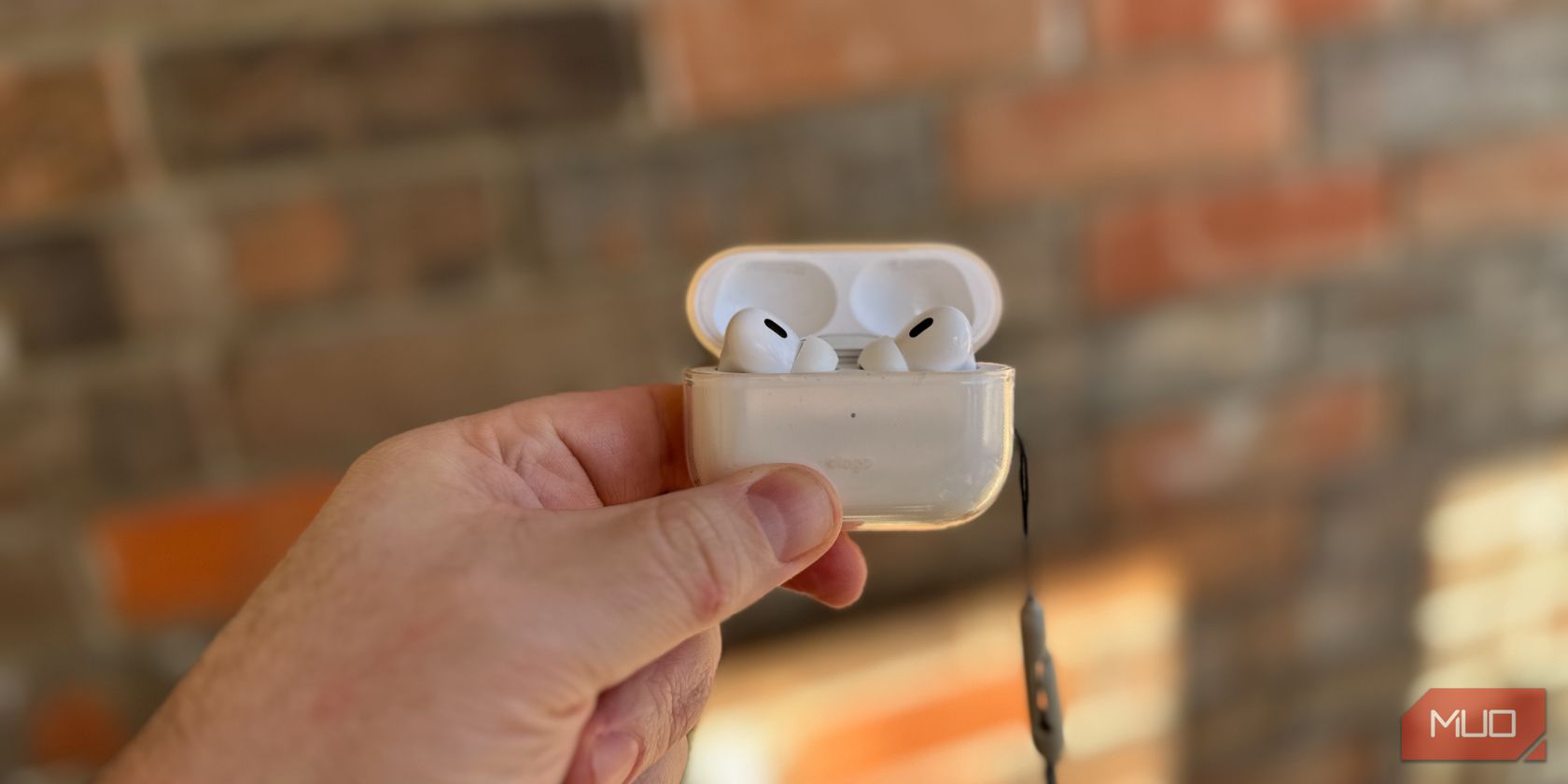 شخصی که دارای AirPods Pro در یک پرونده است