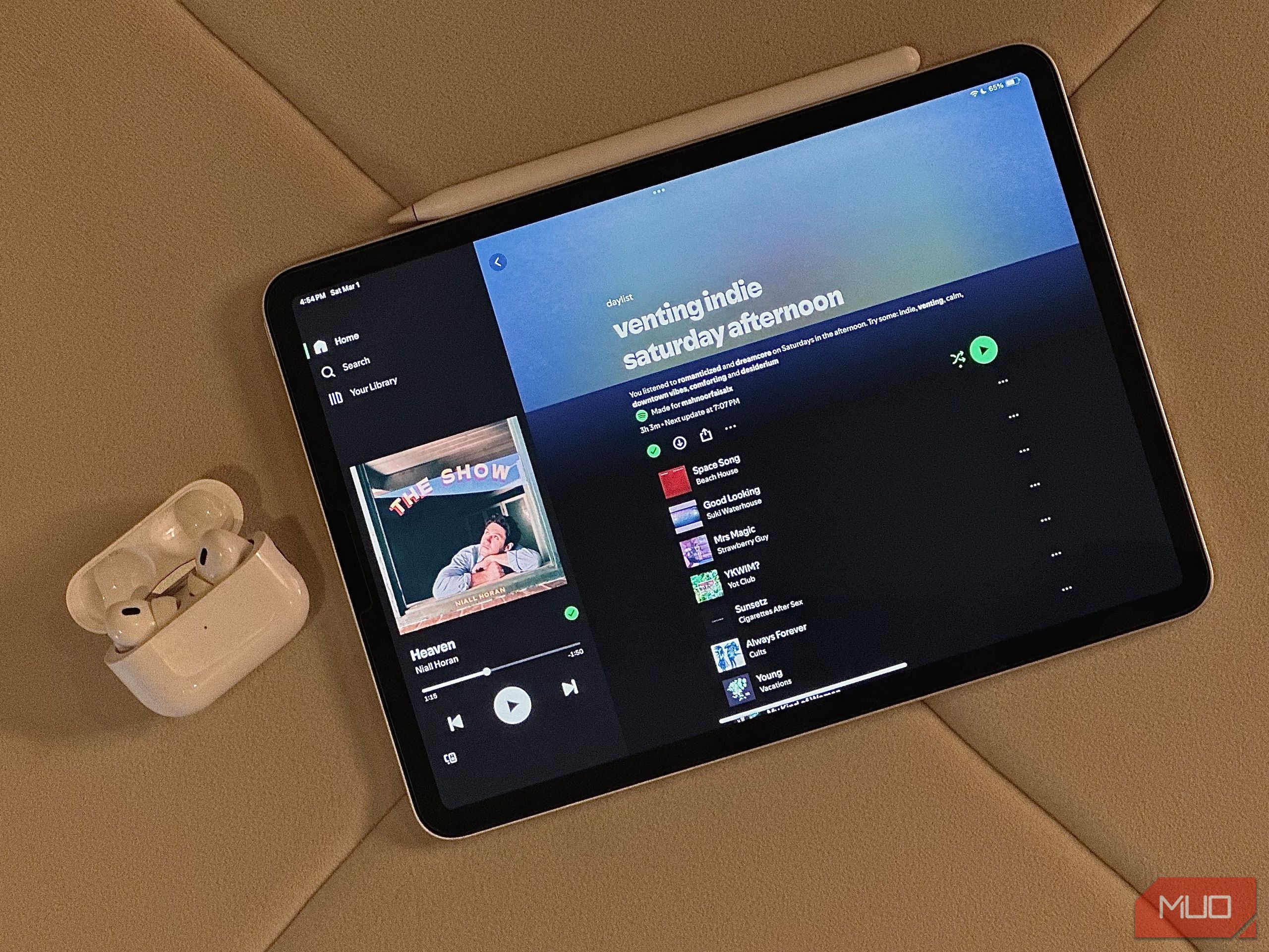 لیست روز در iPad در کنار AirPods Case