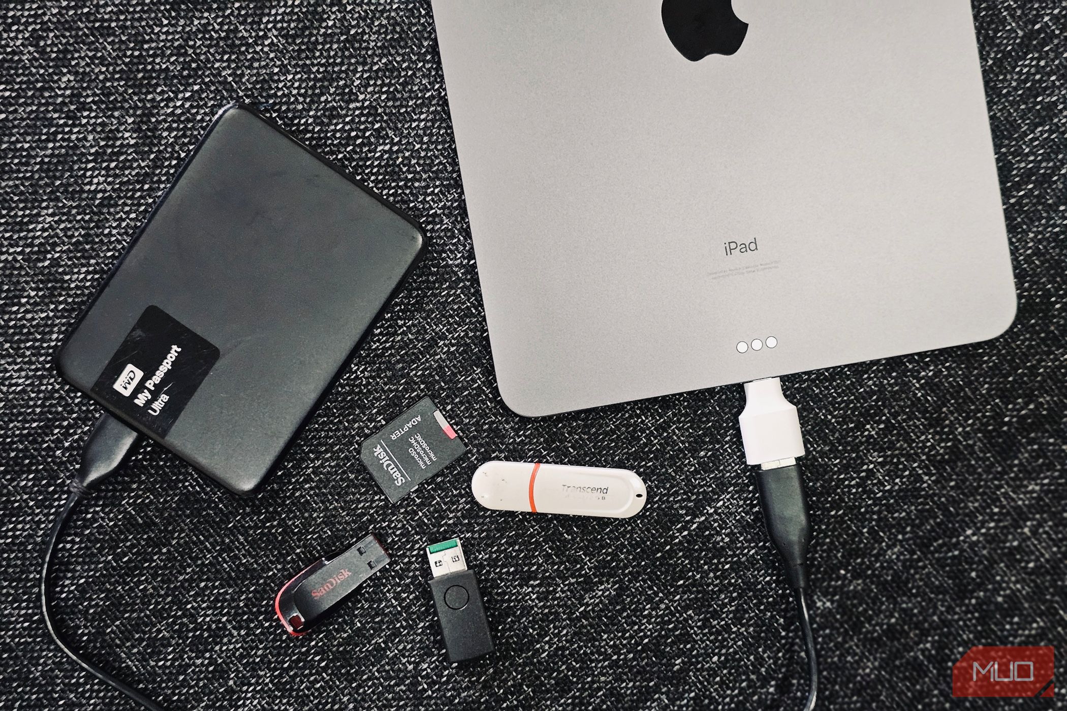 درایوهای خارجی به همراه iPad.