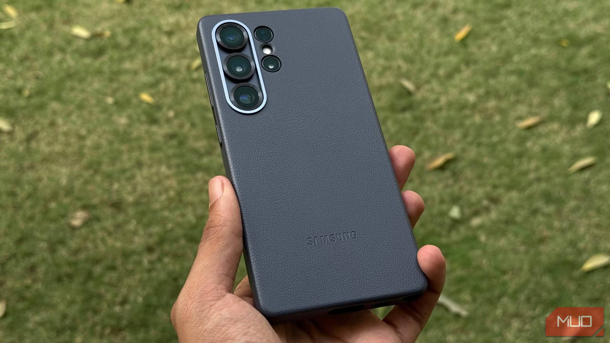 Galaxy S25 Ultra Black Case Case در دست با چمن در پس زمینه