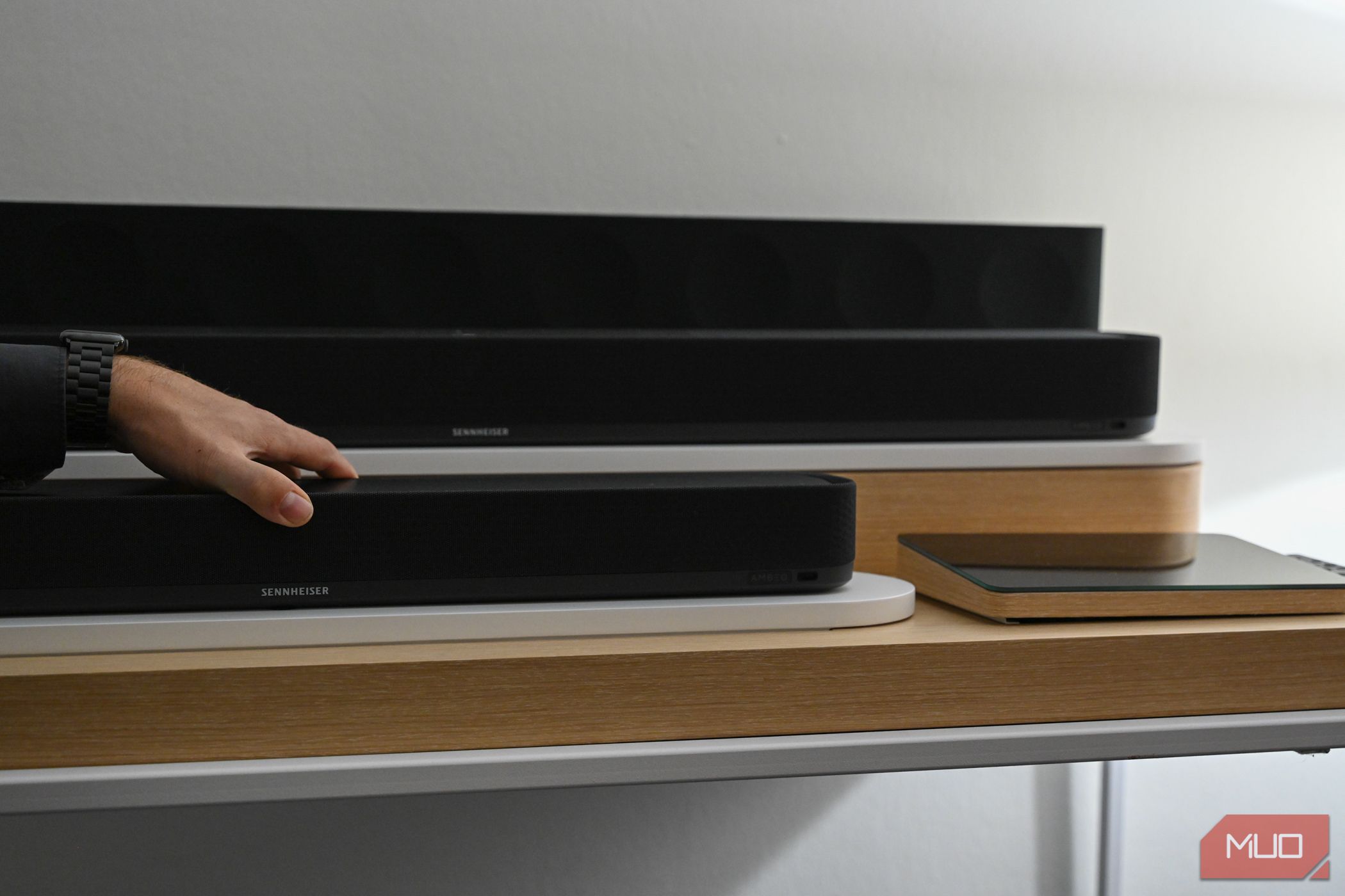 دست در بالای Sennheiser Ambeo Soundbar Mini.