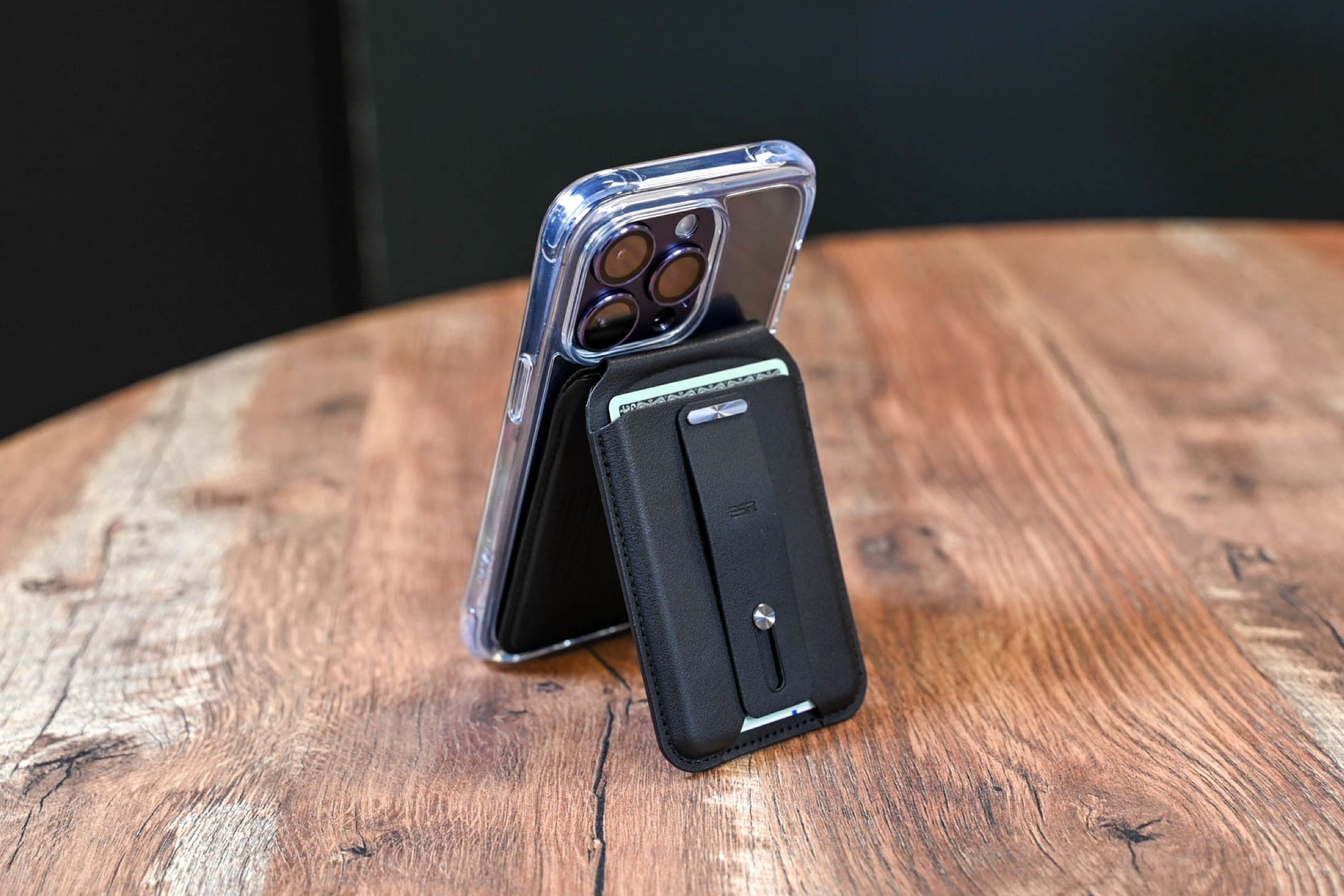با استفاده از کیف پول ESR Halolock Geo به عنوان ایستاده تلفن