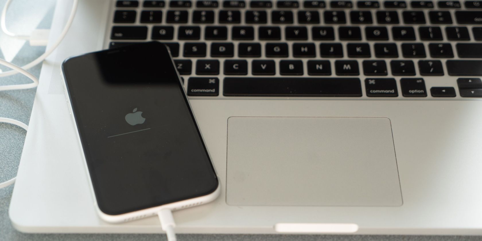 تنظیم مجدد آیفون به MacBook متصل است