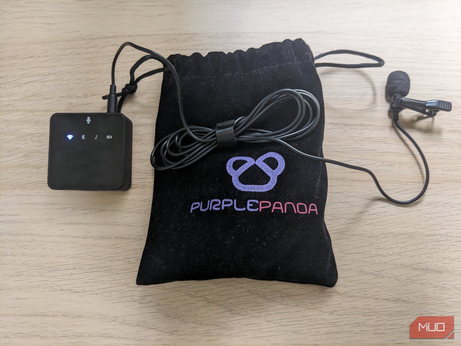 یک میکروفون Lavalier Plug-in به عنوان یک پسوند استفاده می شود.