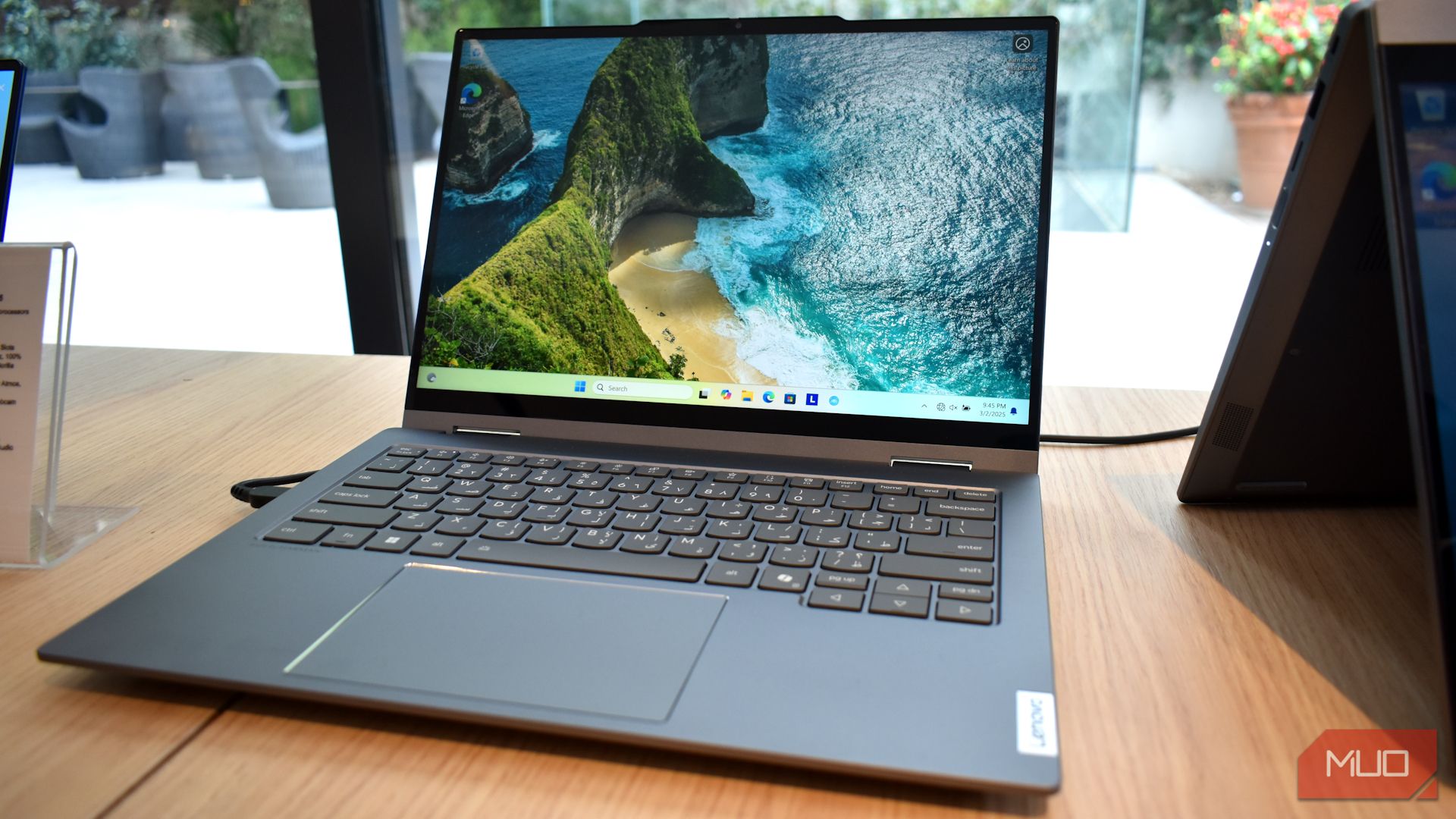 نمای جلو لپ تاپ شارژ خورشیدی Lenovo در MWC 2025